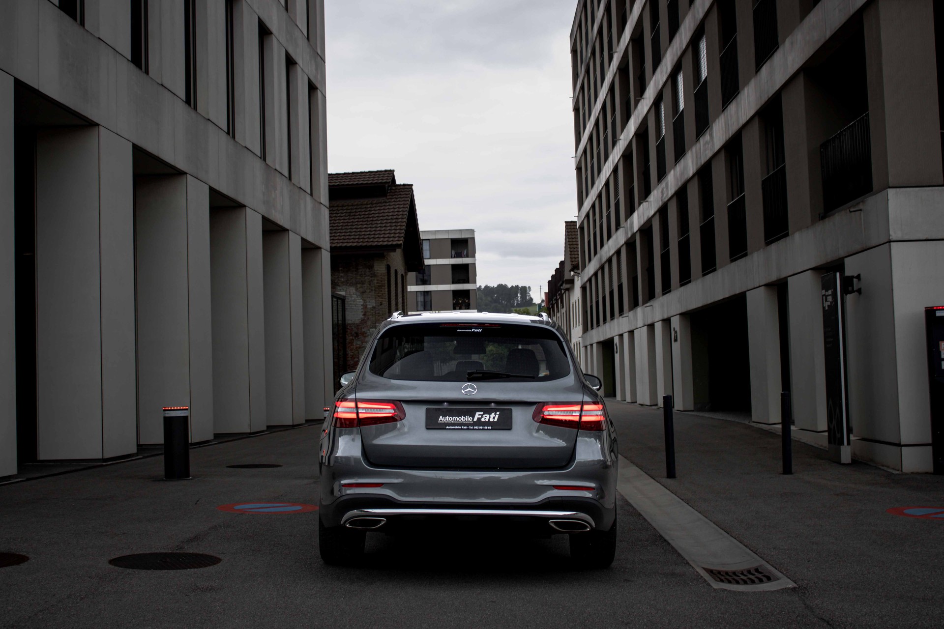 MERCEDES-BENZ GLC 250 AMG Line Edition 1 4Matic 9G-Tronic-showroom-element-3