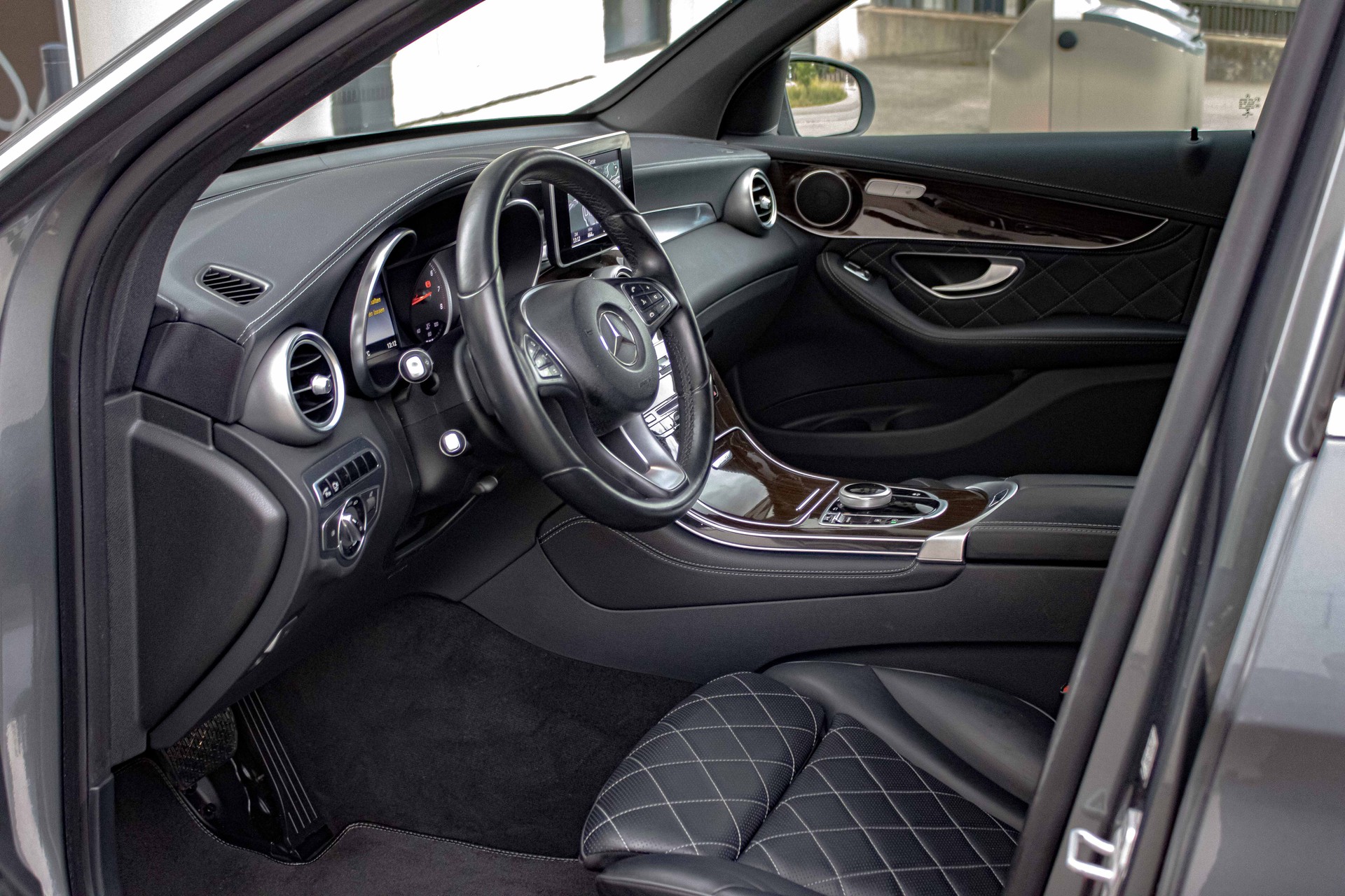 MERCEDES-BENZ GLC 250 AMG Line Edition 1 4Matic 9G-Tronic-image-8