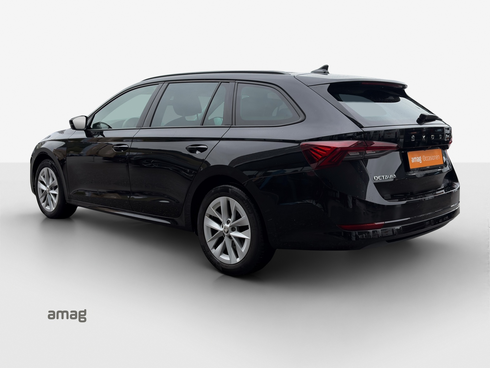 SKODA Octavia Combi 2.0 TDI DSG Style-showroom-element-2