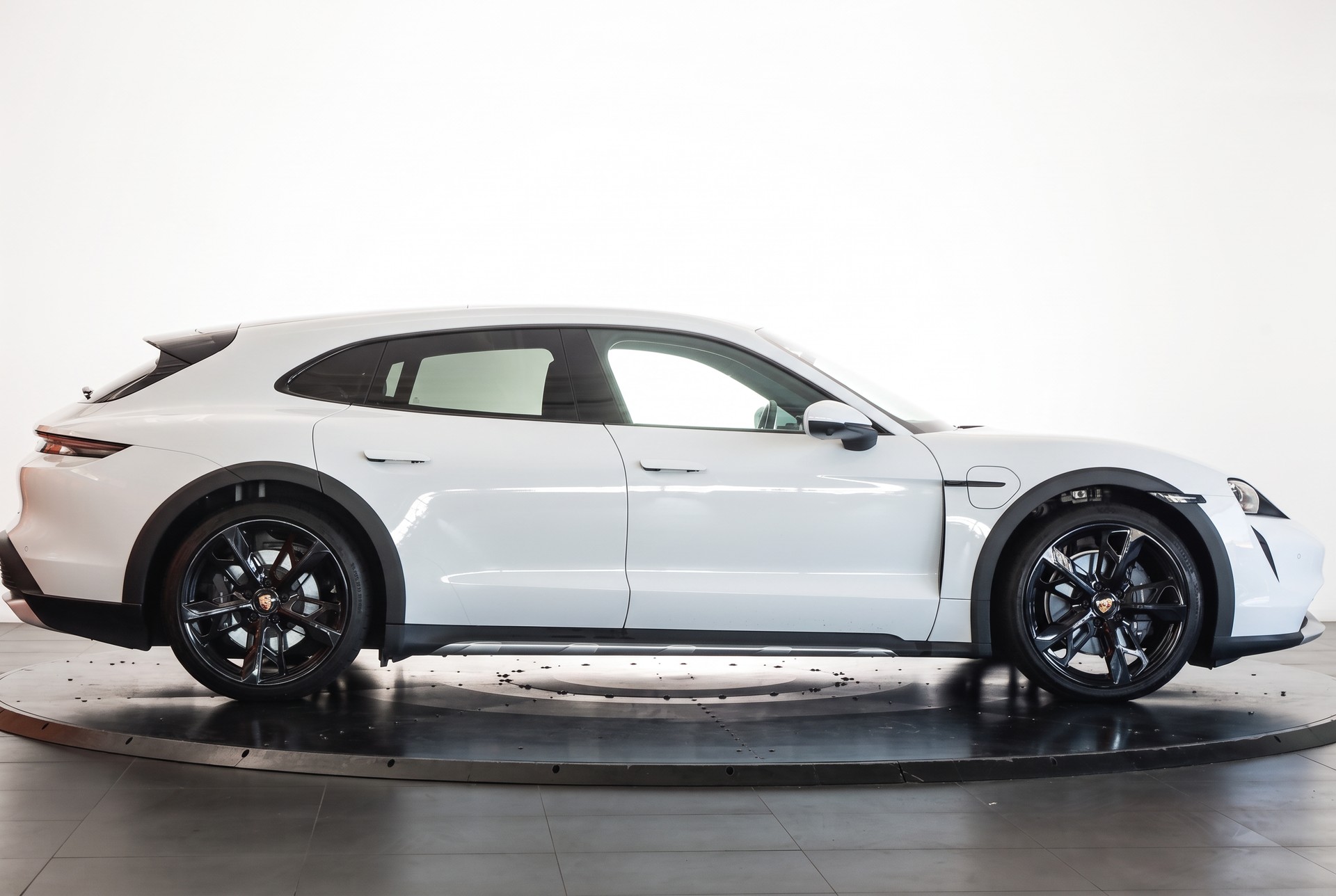 PORSCHE Taycan 4 Cross Turismo Performance Battery Plus / Pack Sport Chrono /-image-5
