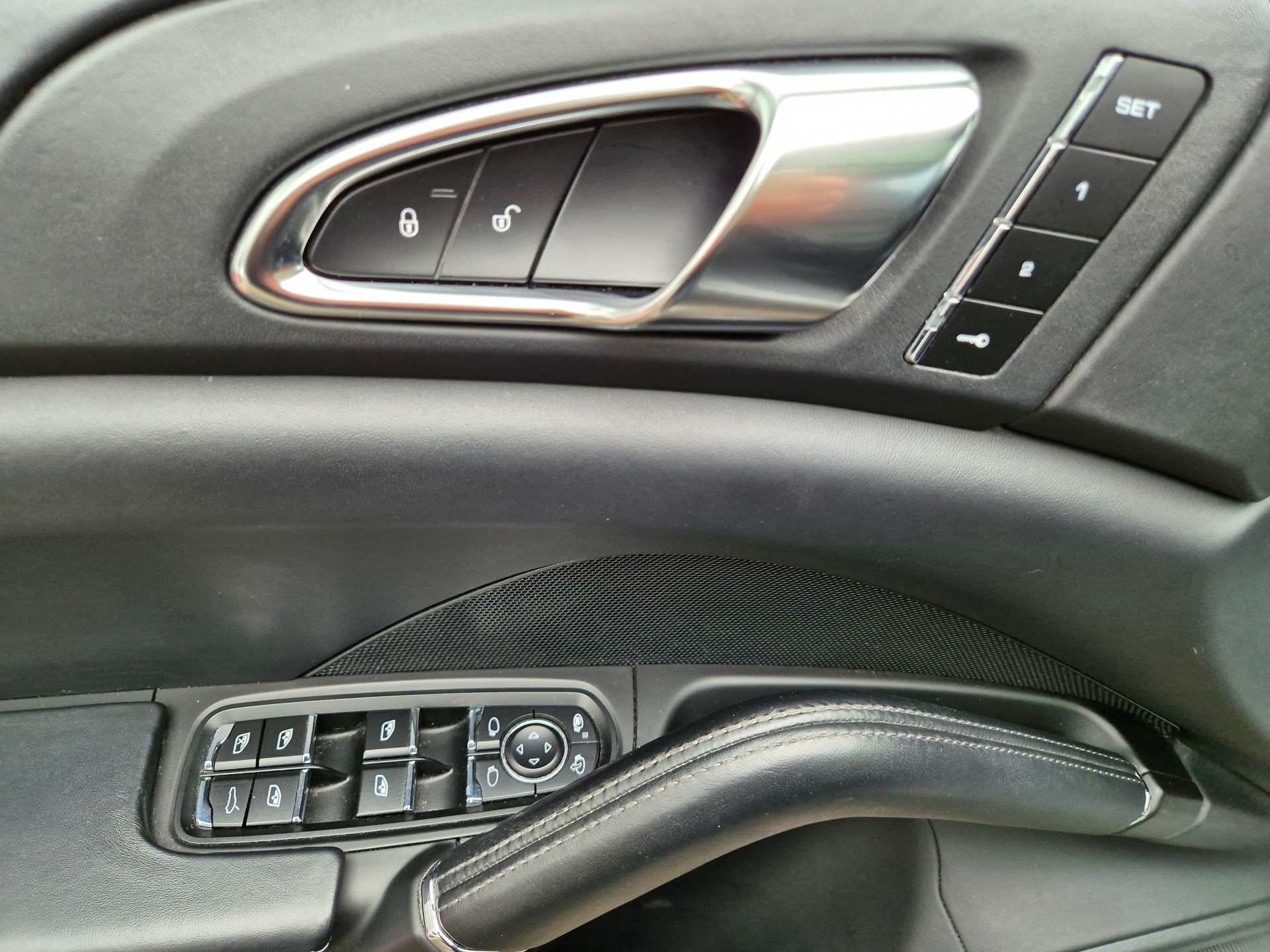PORSCHE Cayenne Turbo-image-28