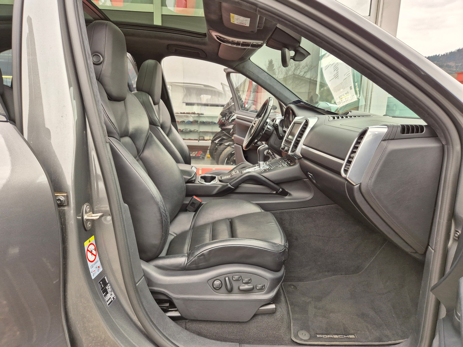 PORSCHE Cayenne Turbo-image-14