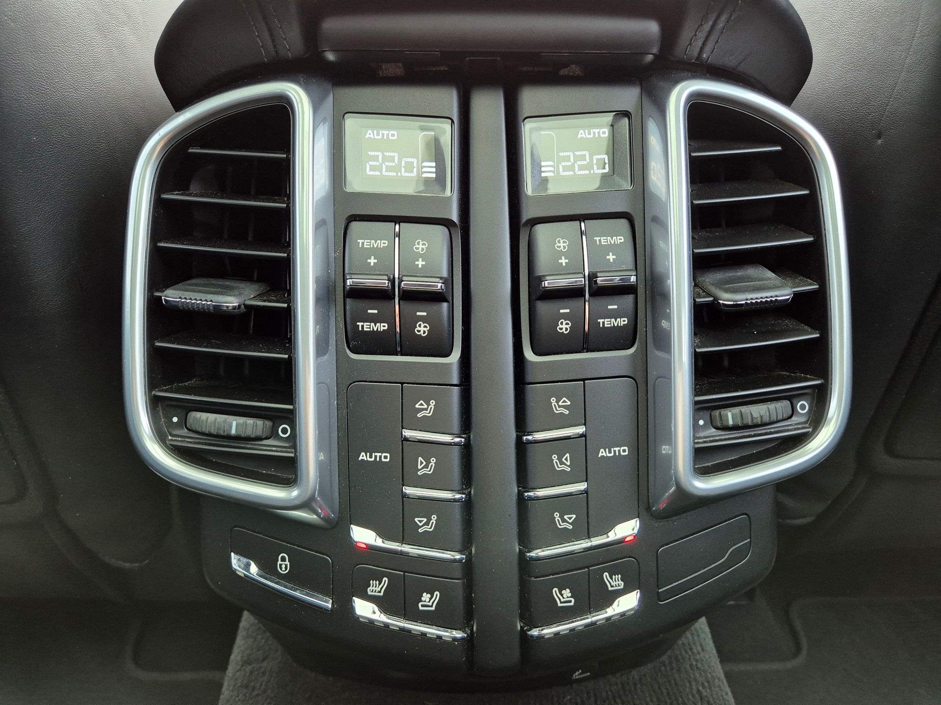 PORSCHE Cayenne Turbo-image-19