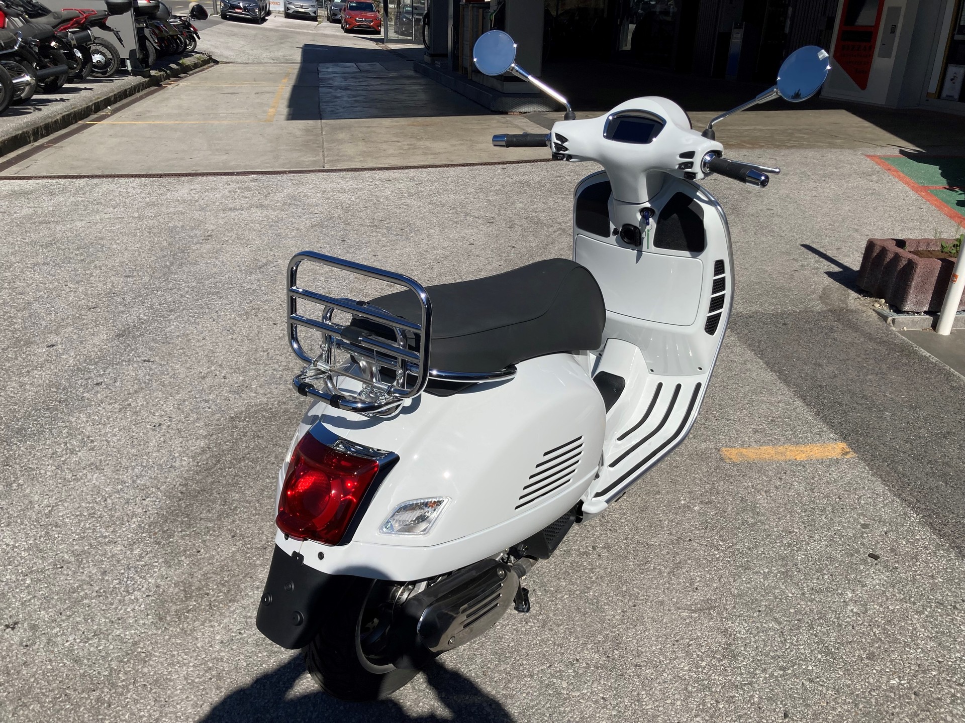 PIAGGIO Vespa GTS 125 75th Anniversary ABS-image-2