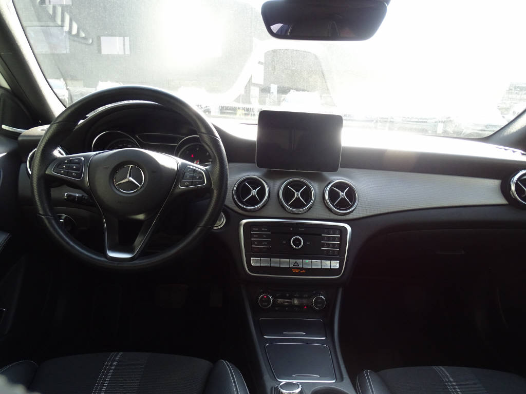 MERCEDES-BENZ Classe GLA X156 GLA 200d Swiss-image-9