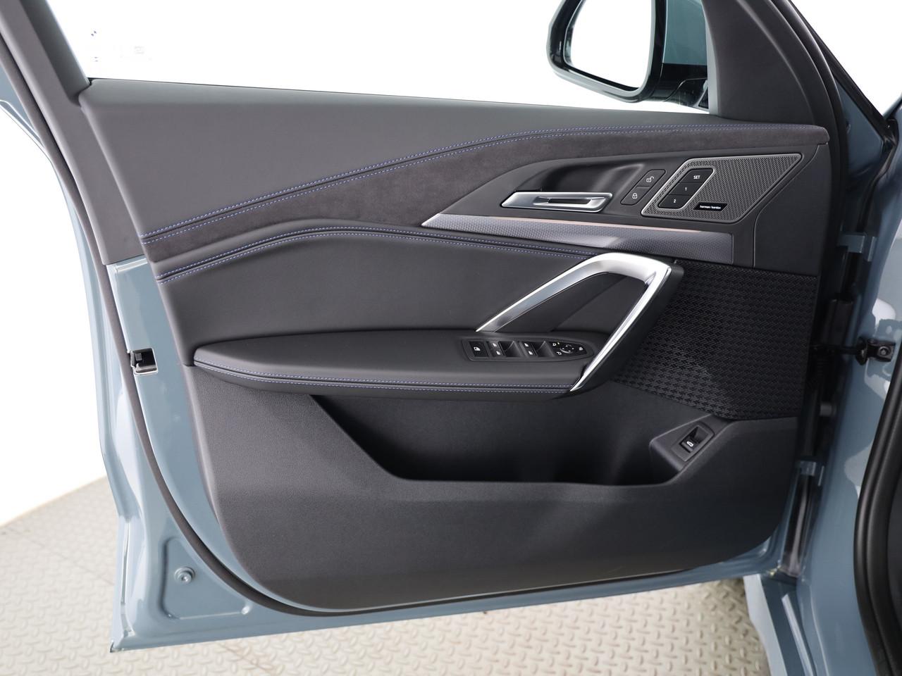 BMW X1 23i xDrive paddles-image-12
