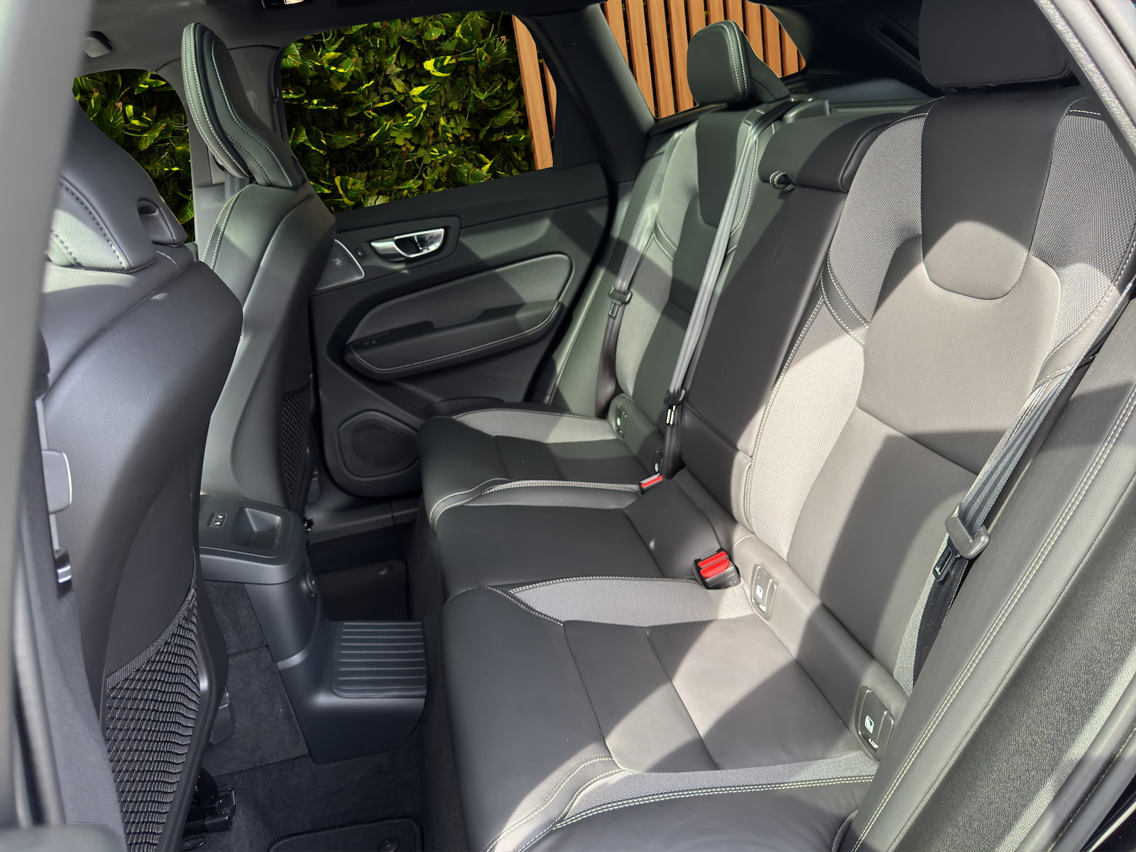 VOLVO XC60 2.0 T8 TE XCENTRIC Black Edition eAWD-image-14