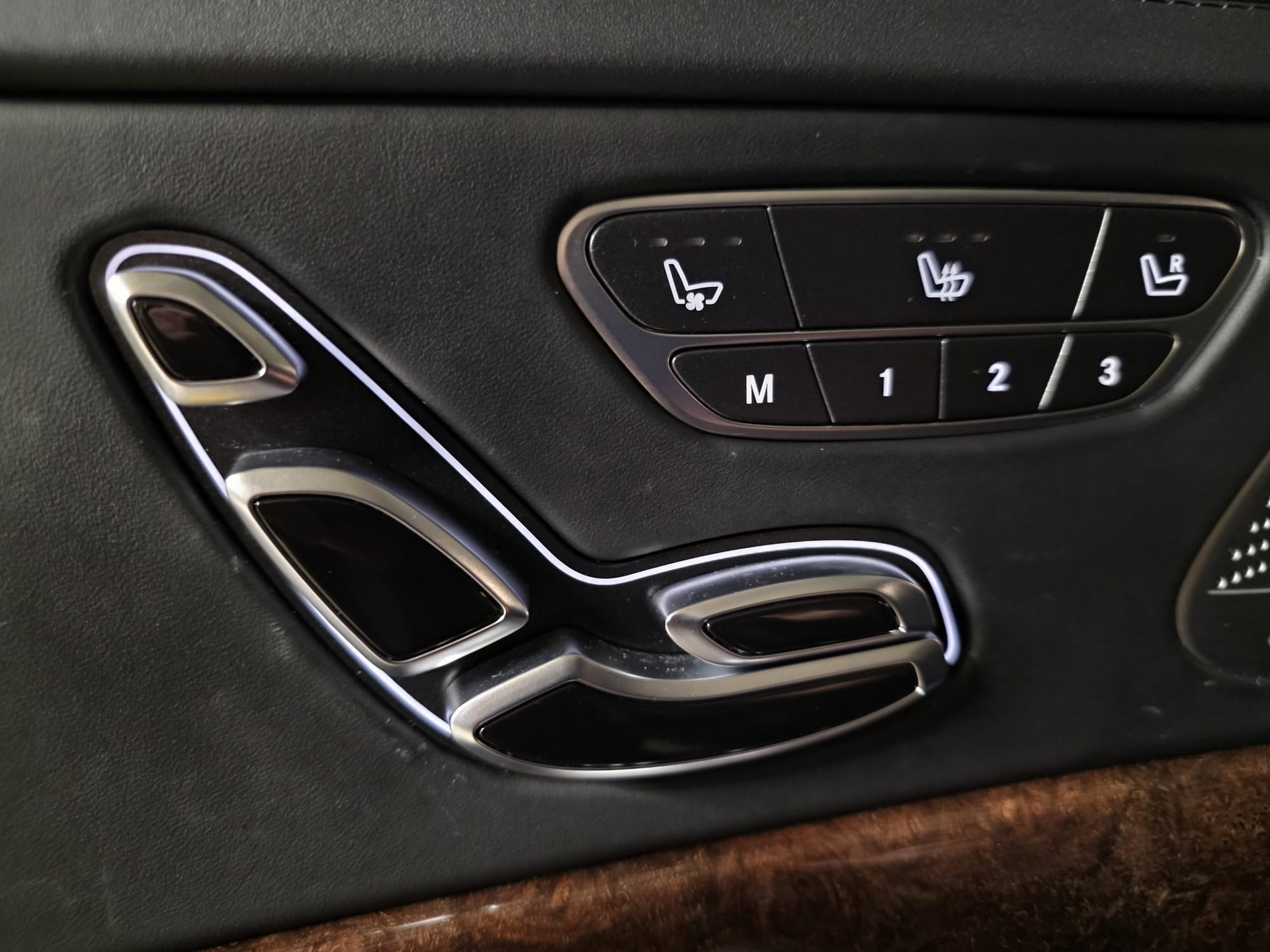 MERCEDES-BENZ S 560 V8 4matic LANG-VERSION | *Burmester*TV-Tuner*-image-17