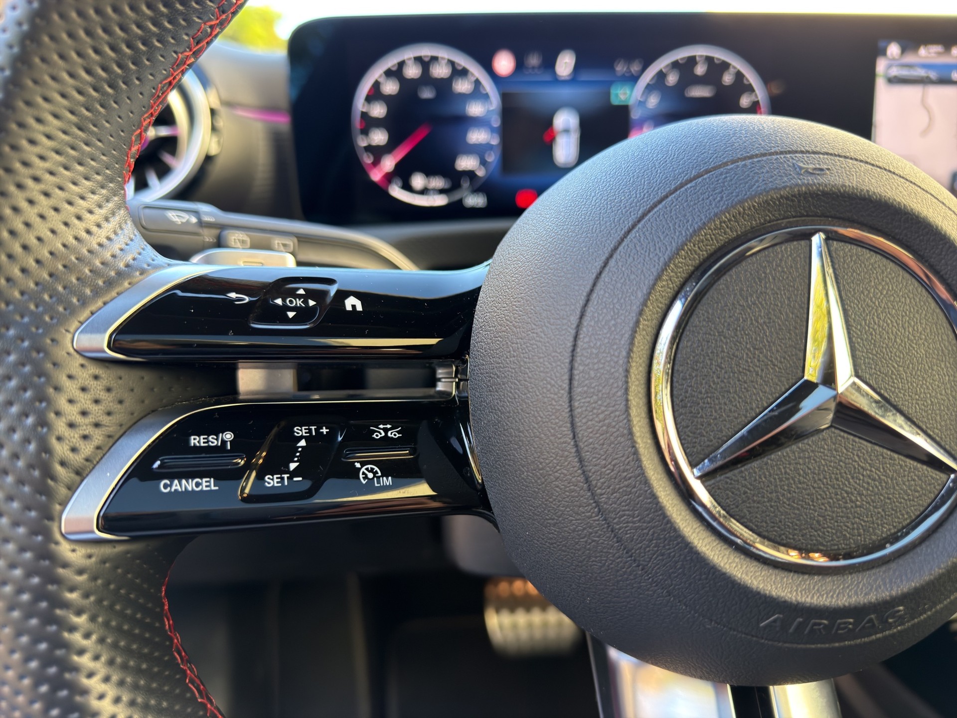 MERCEDES-BENZ A 200 AMG Line 7G-DCT-image-16