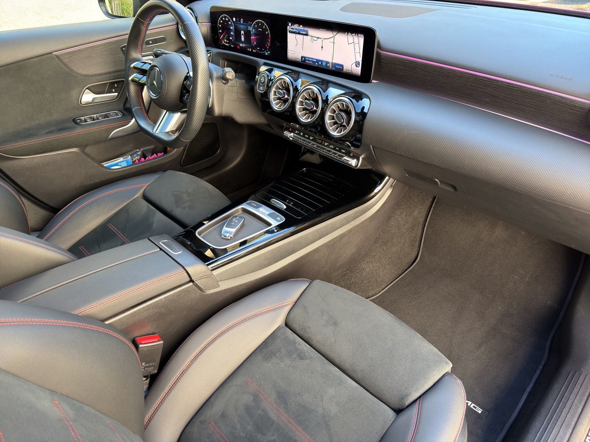 MERCEDES-BENZ A 200 AMG Line 7G-DCT-image-23