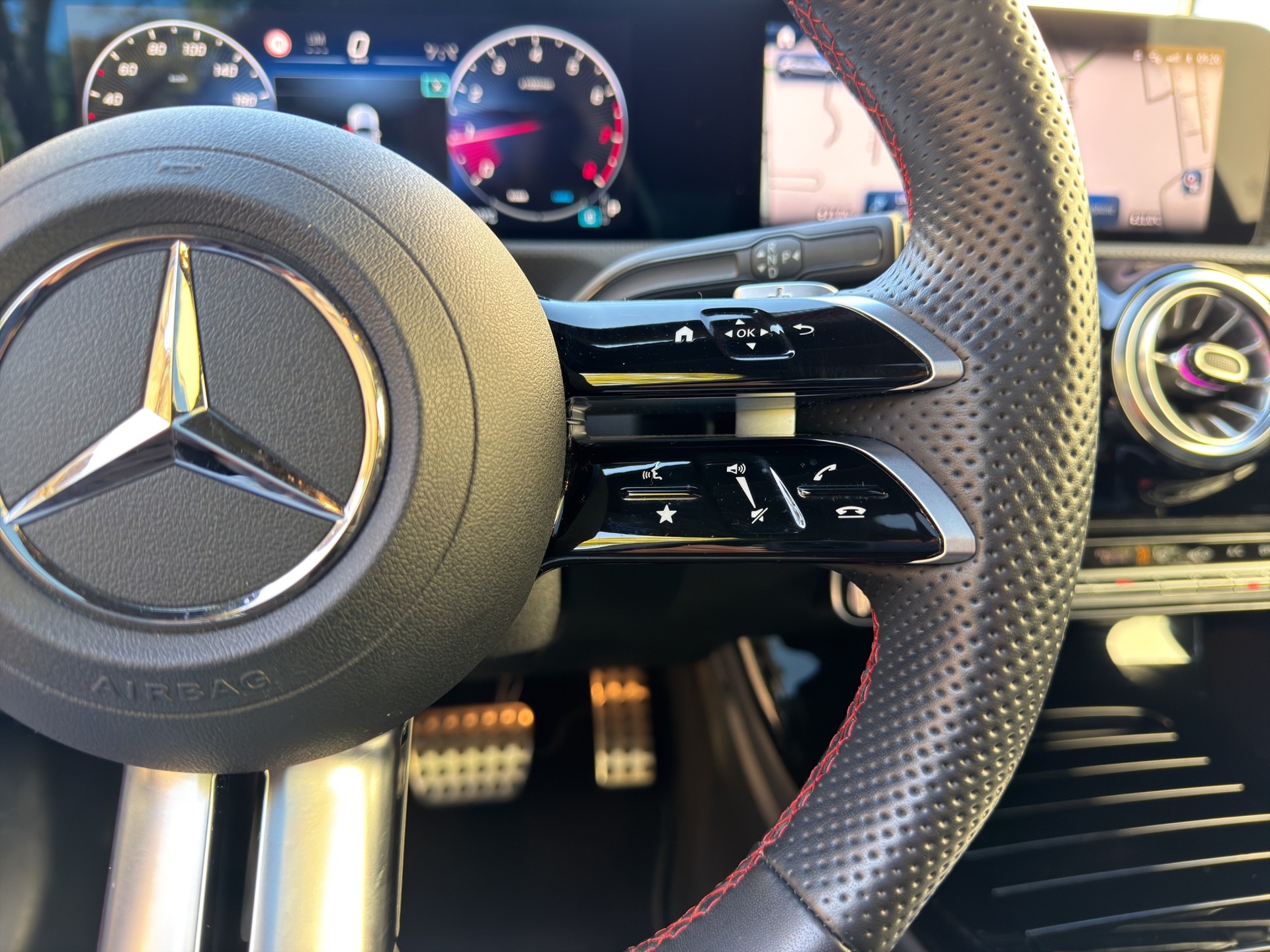 MERCEDES-BENZ A 200 AMG Line 7G-DCT-image-17