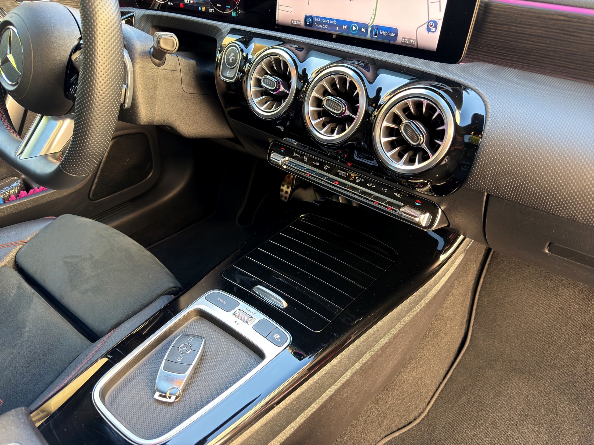 MERCEDES-BENZ A 200 AMG Line 7G-DCT-image-24