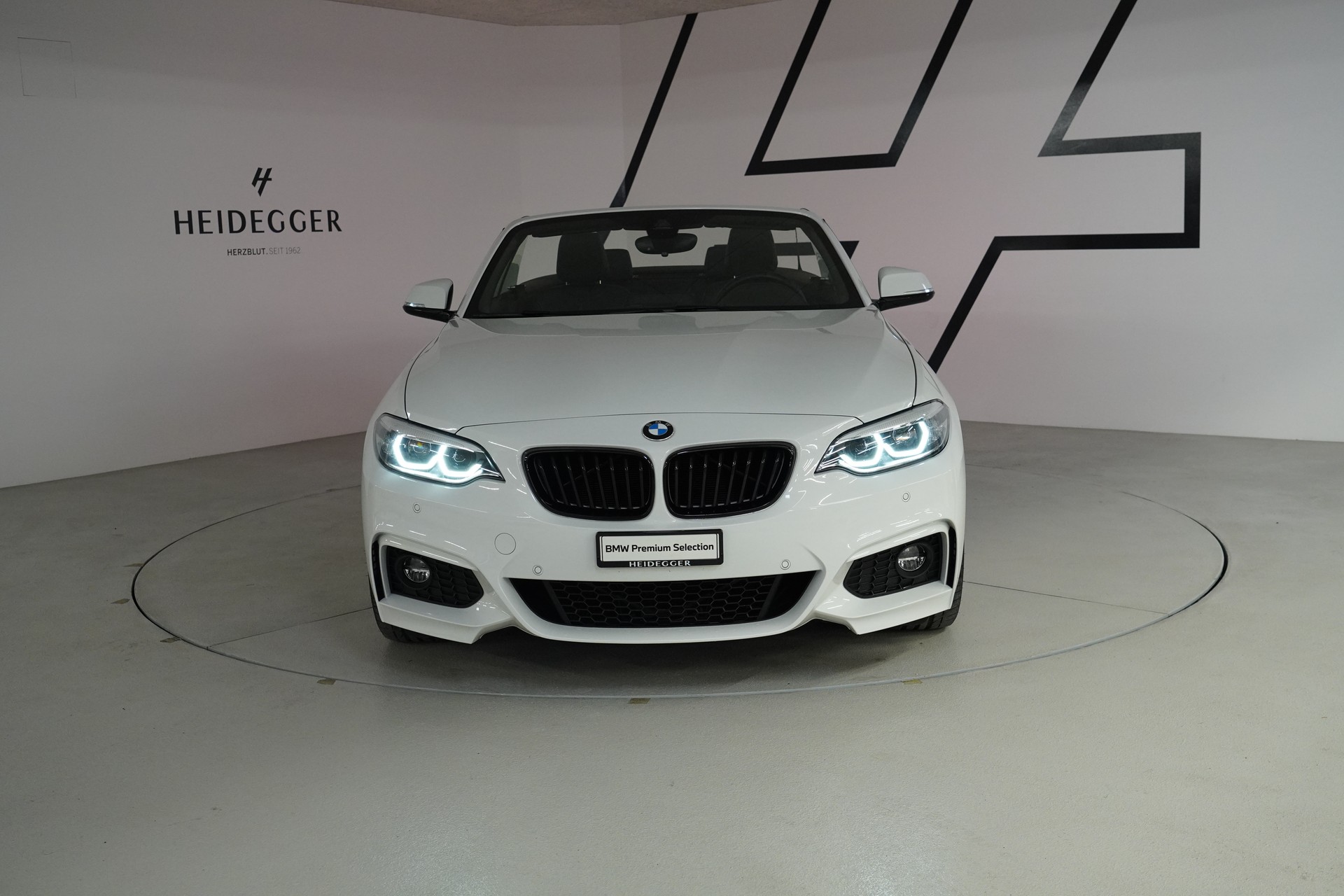 BMW 220i Steptronic M Sport-showroom-element-1