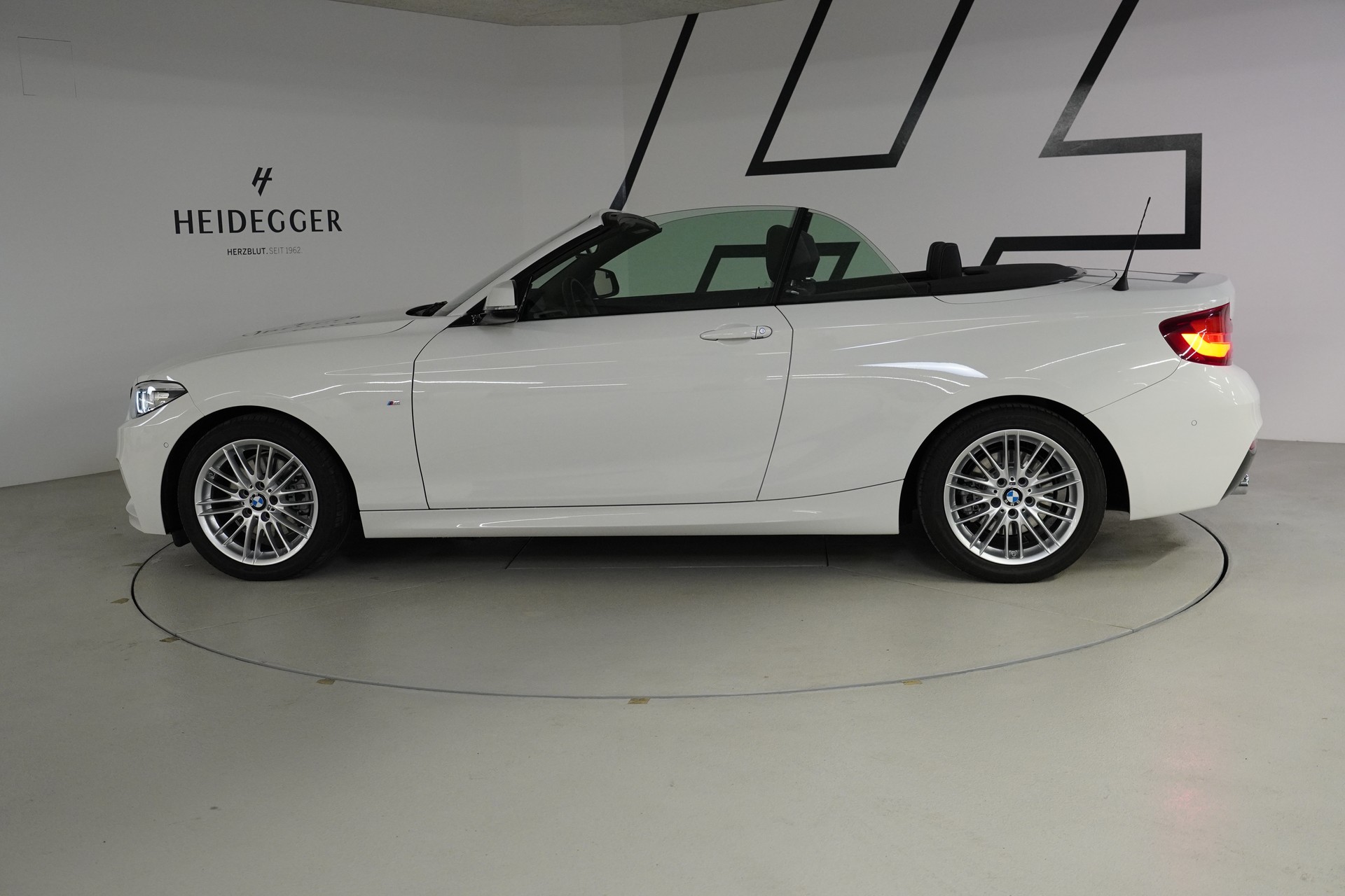 BMW 220i Steptronic M Sport-showroom-element-3