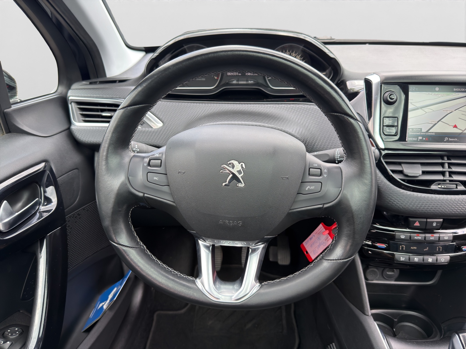 PEUGEOT 208 1.2 PureTech Signature-image-13