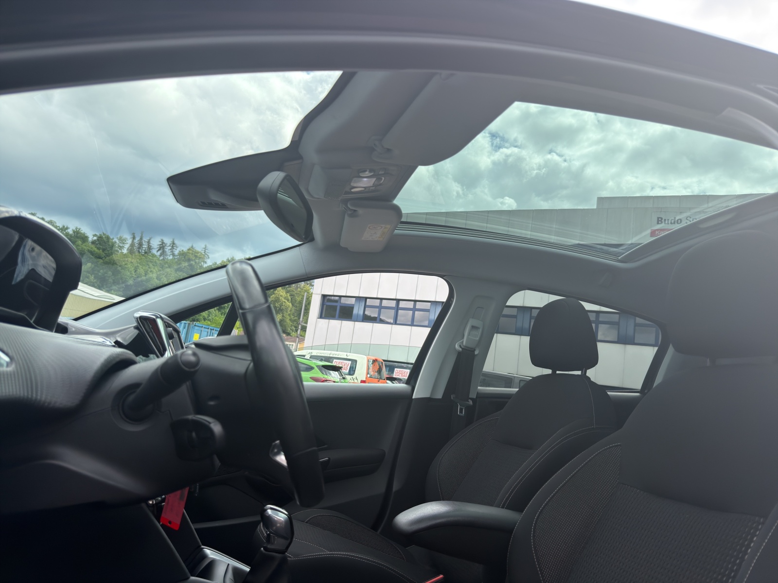 PEUGEOT 208 1.2 PureTech Signature-image-16