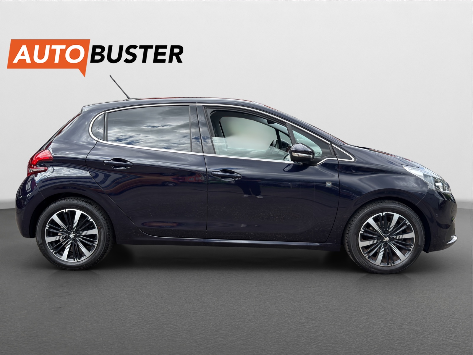 PEUGEOT 208 1.2 PureTech Signature-image-5