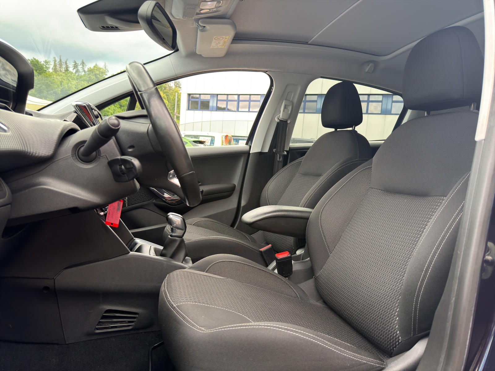 PEUGEOT 208 1.2 PureTech Signature-image-9