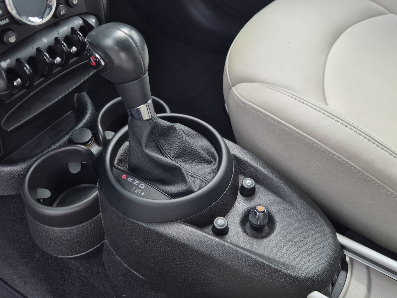 MINI Paceman R61 1.6i Cooper S ALL4-image-14