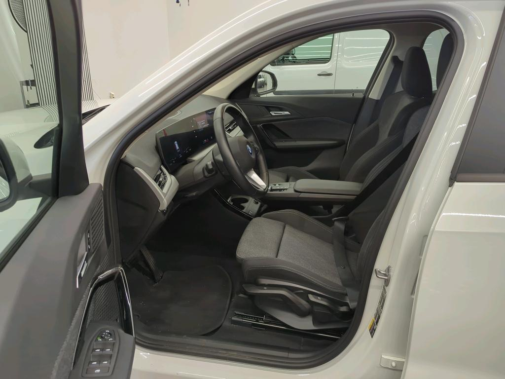 BMW iX1 xDrive 30-image-3