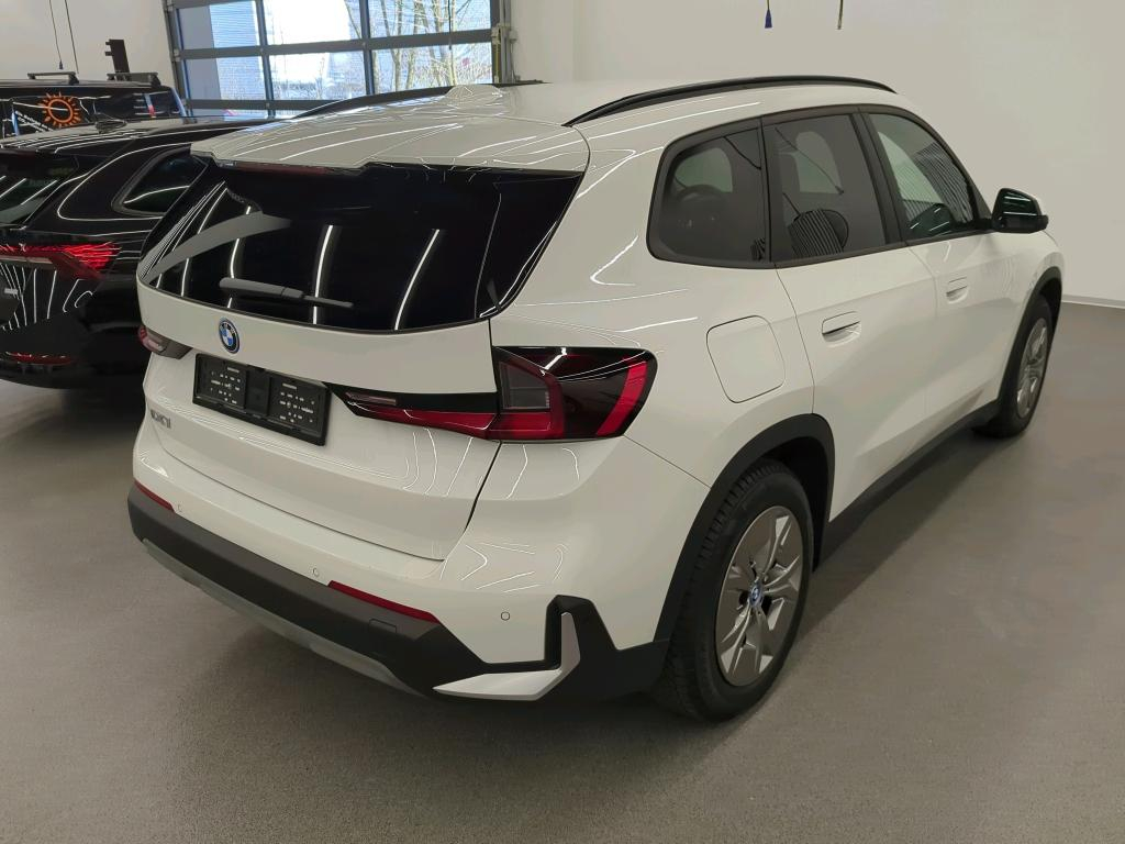 BMW iX1 xDrive 30-image-1