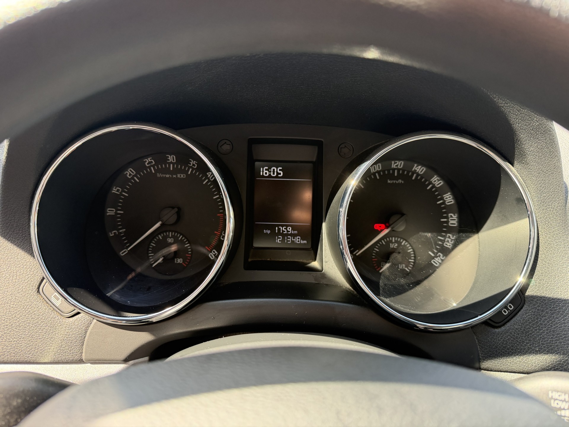 SKODA Yeti 2.0 TDI Active 4x4 DSG-image-8