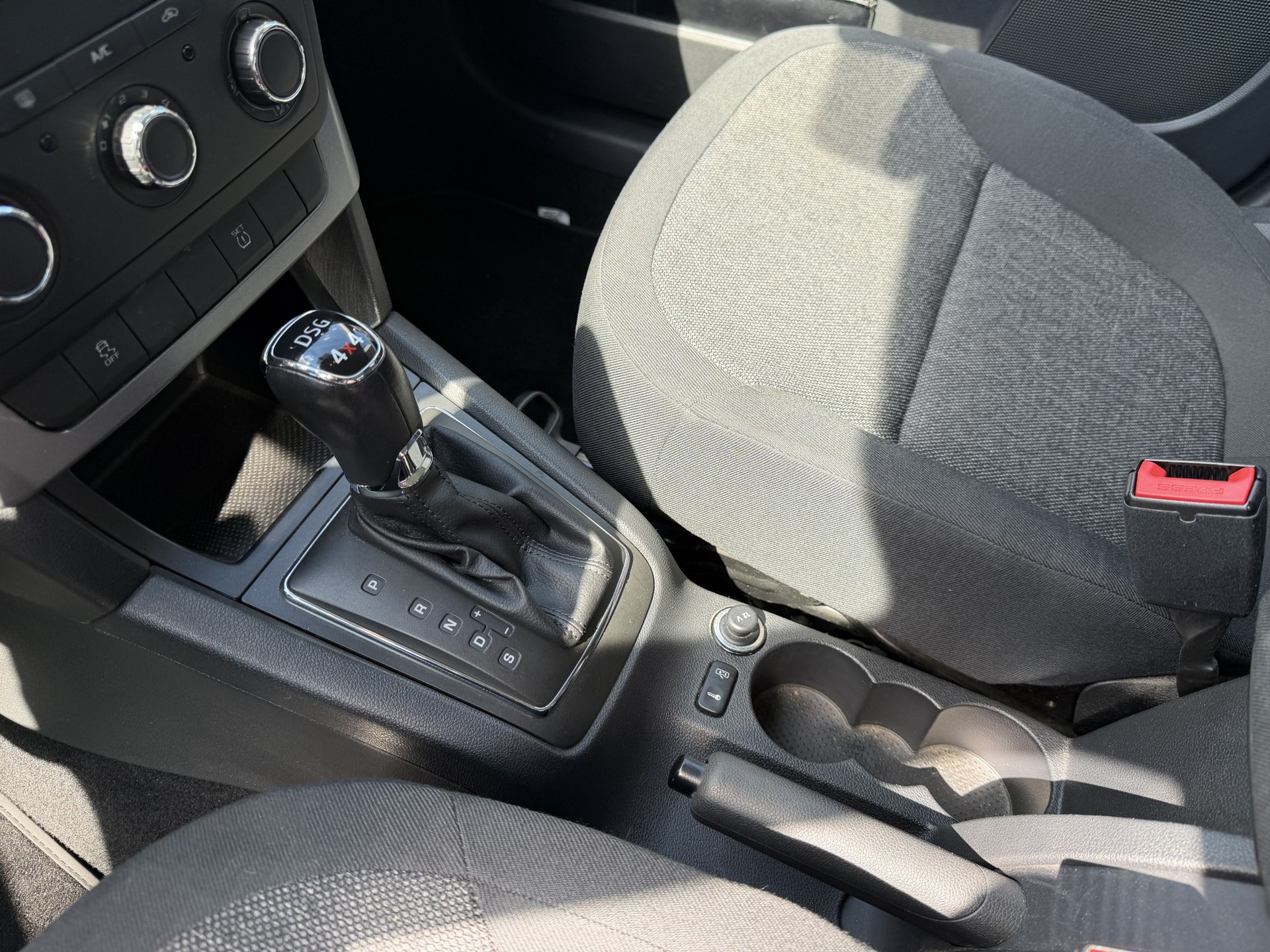 SKODA Yeti 2.0 TDI Active 4x4 DSG-image-11