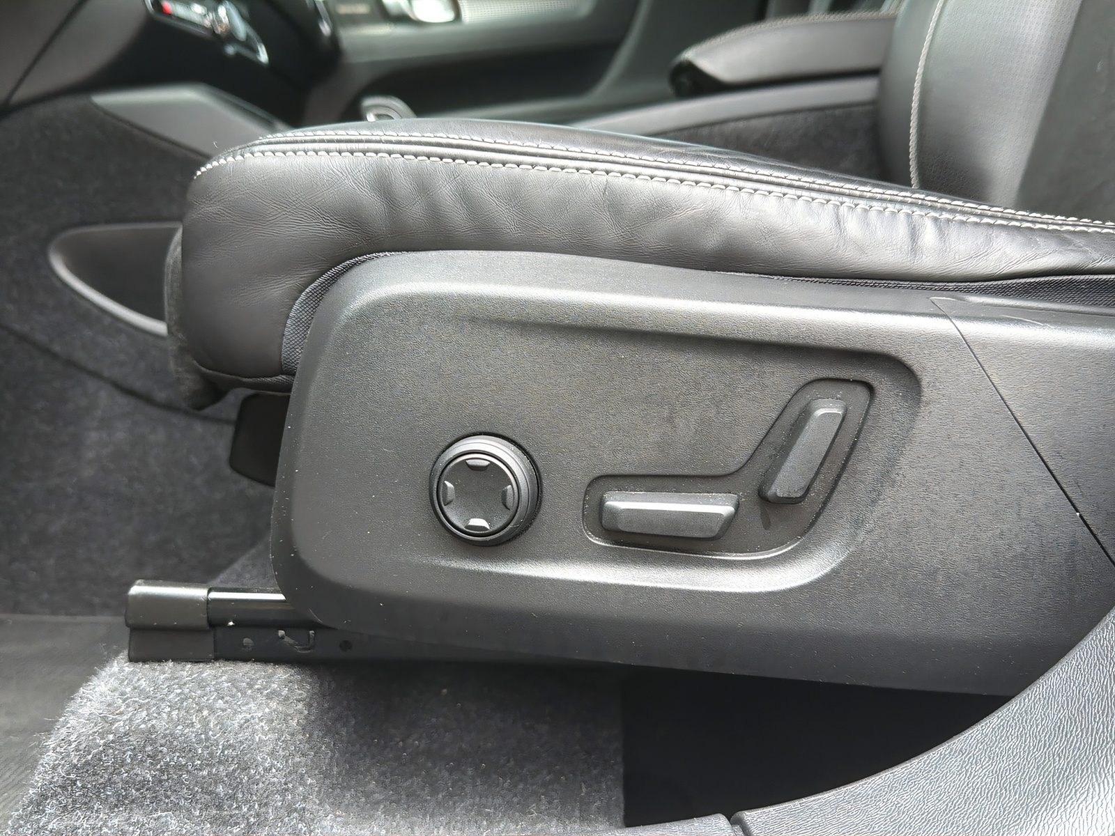 VOLVO XC40 1.5 T5 PiH R-Design-image-6