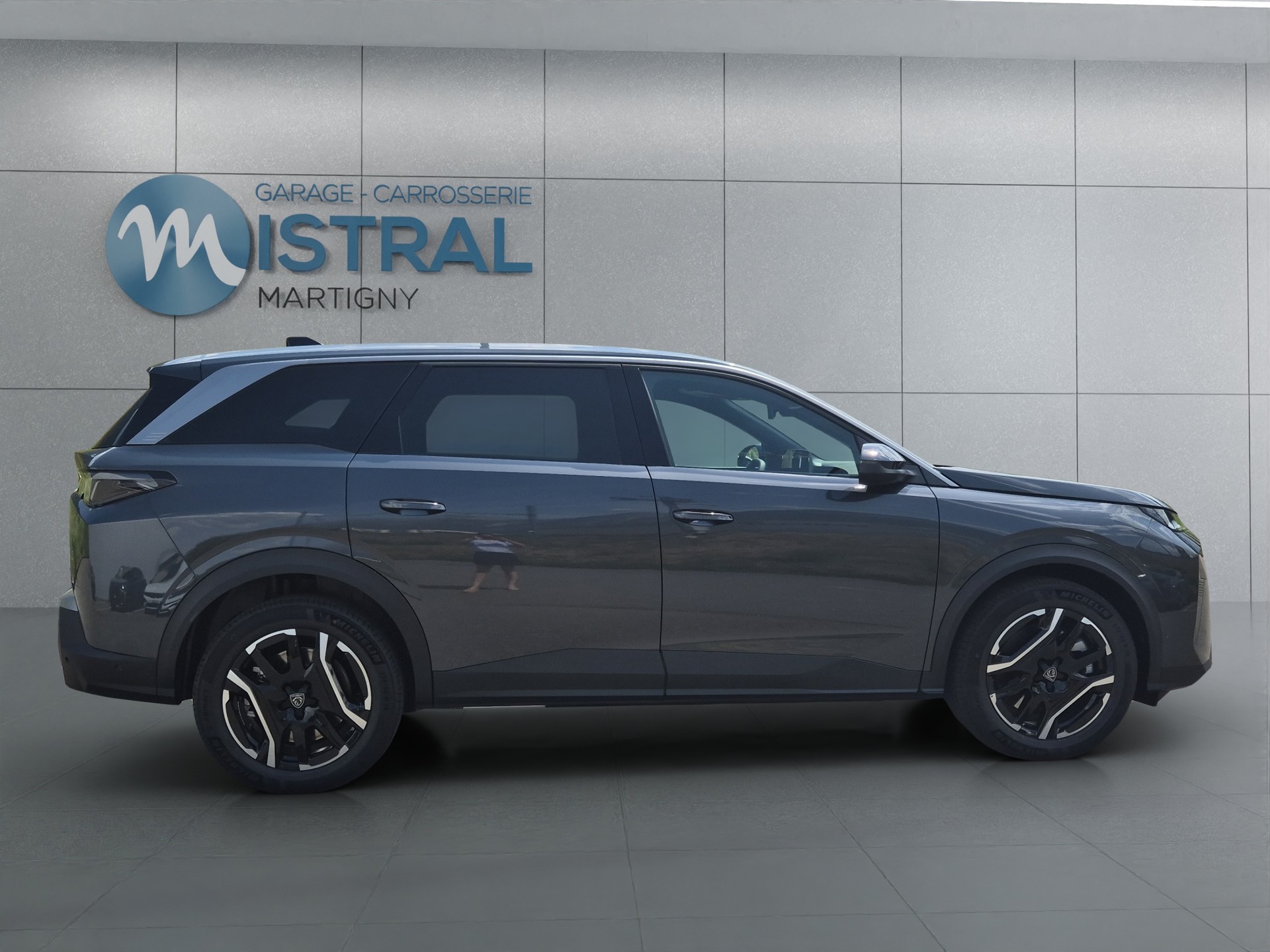 PEUGEOT 5008 e-Allure Premium AWD-image-5