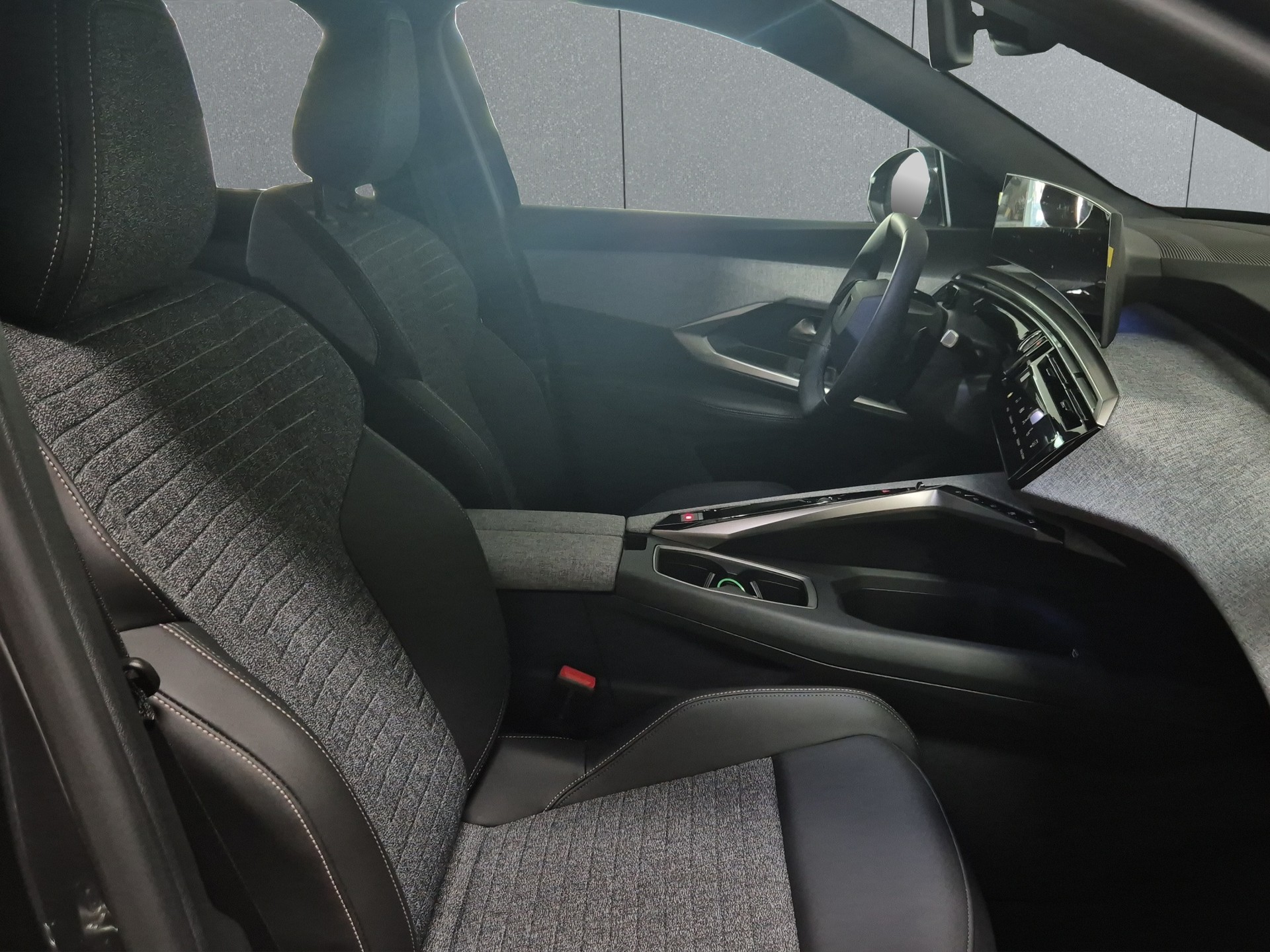 PEUGEOT 5008 e-Allure Premium AWD-image-13
