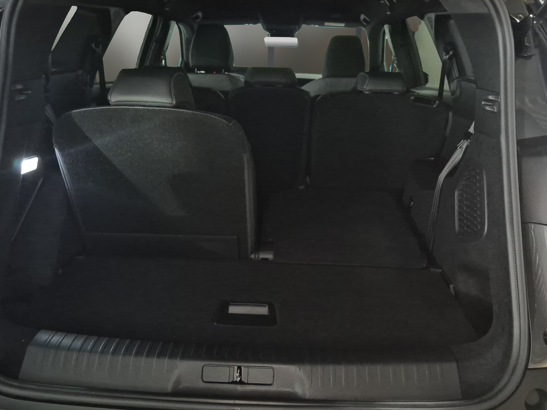 PEUGEOT 5008 e-Allure Premium AWD-image-15