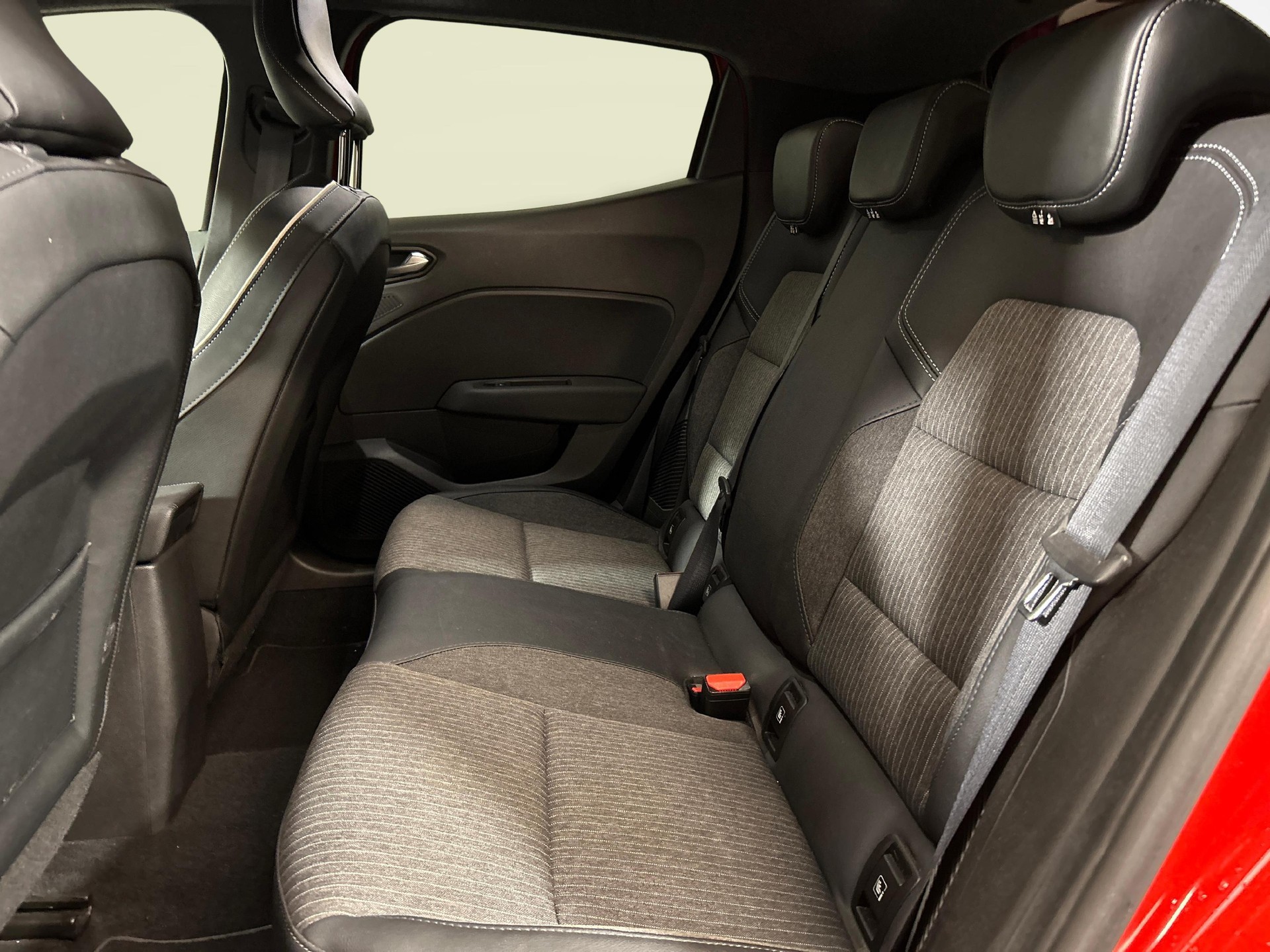 MITSUBISHI Colt 1.6 HEV Instyle-showroom-element-3