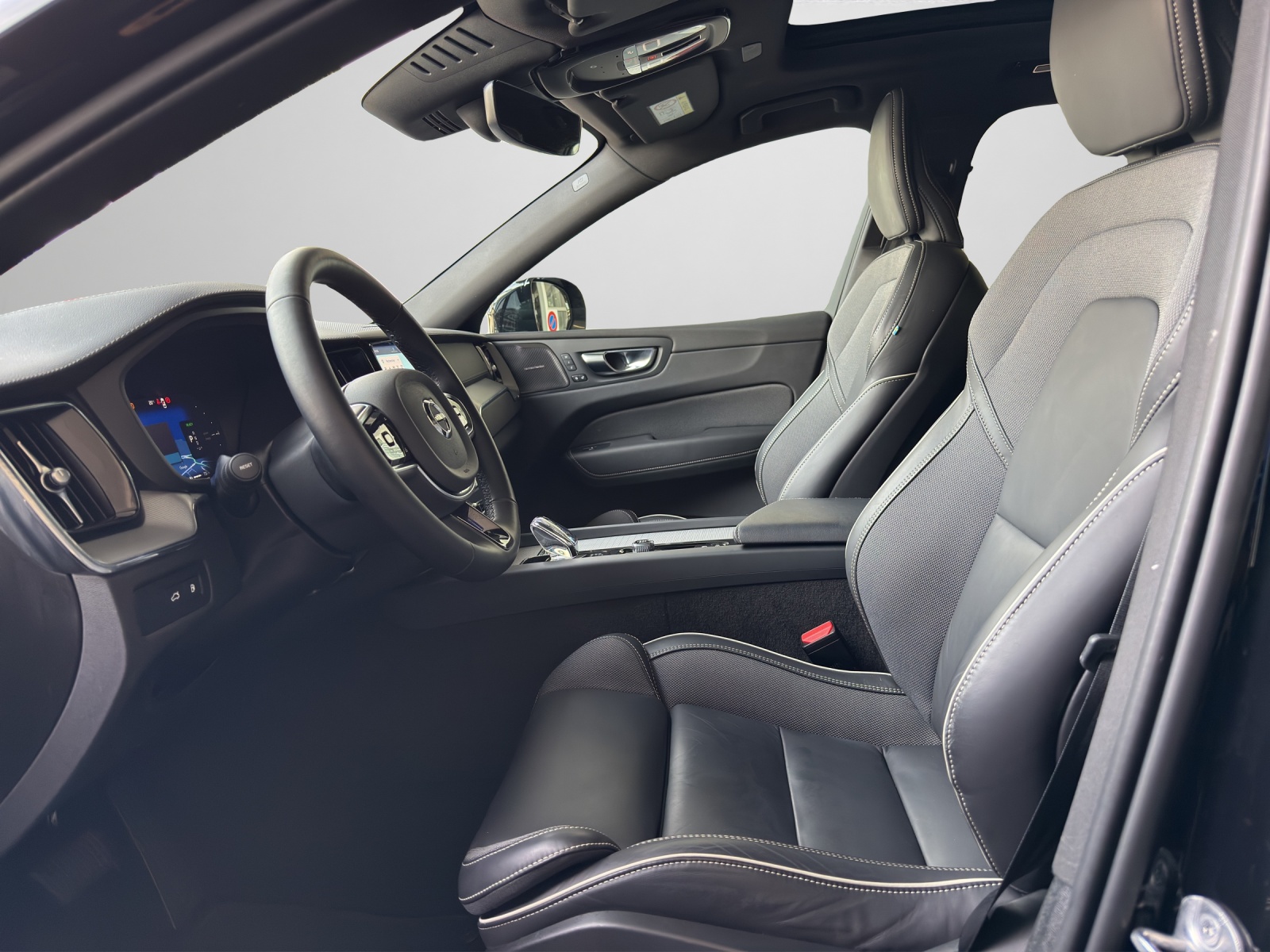 VOLVO XC60 2.0 T8 TE XCENTRIC Black Edition eAWD-image-7