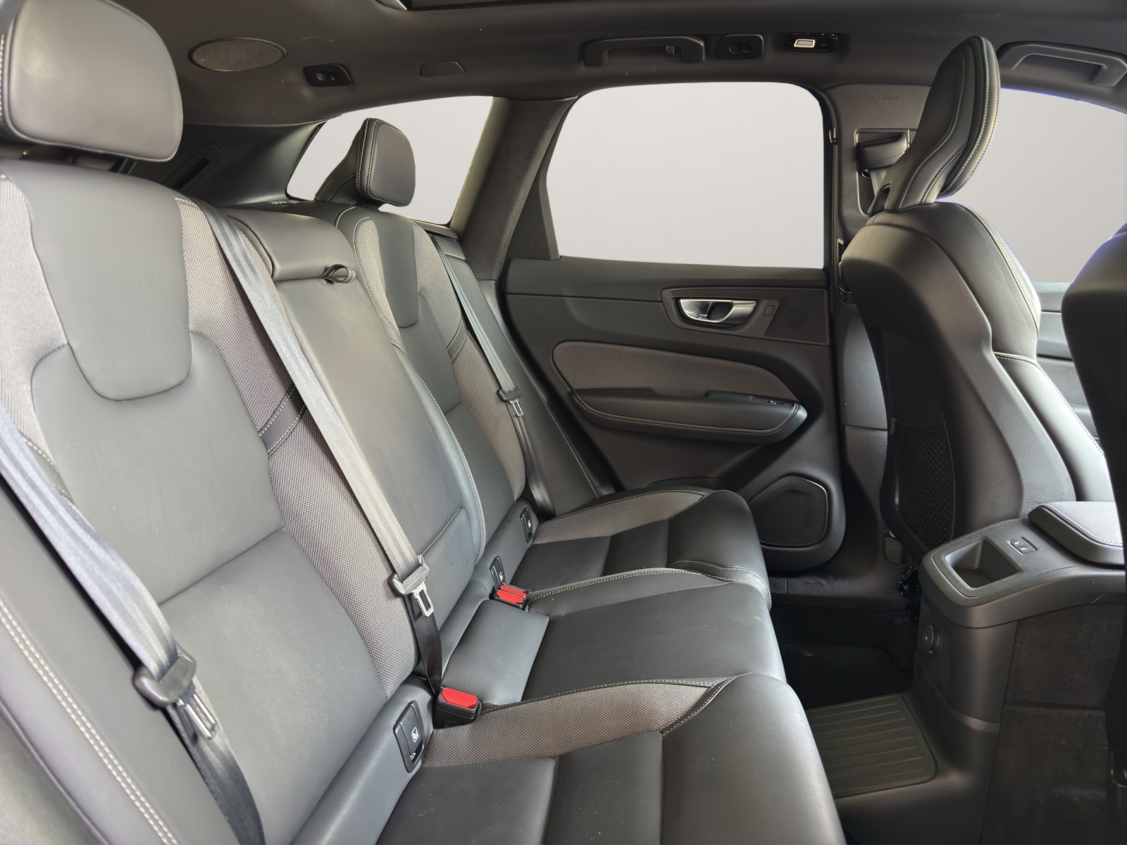 VOLVO XC60 2.0 T8 TE XCENTRIC Black Edition eAWD-image-13