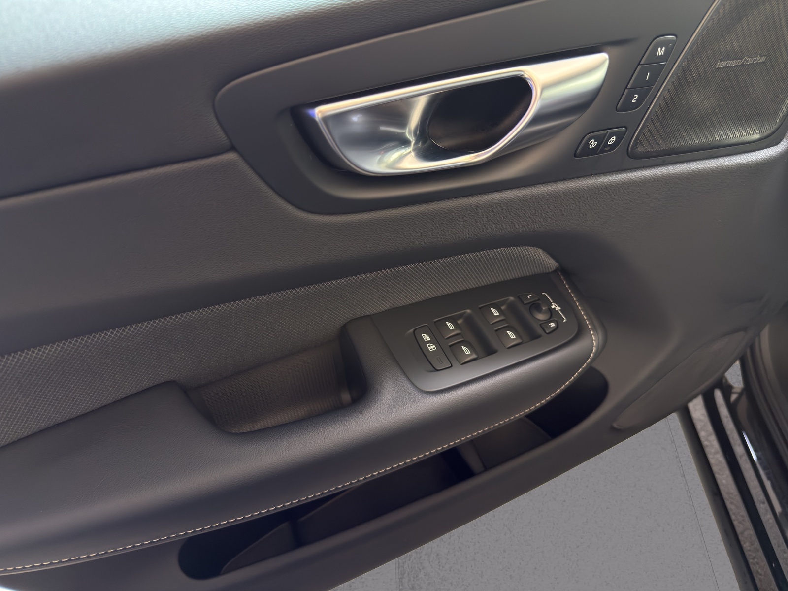VOLVO XC60 2.0 T8 TE XCENTRIC Black Edition eAWD-showroom-element-3