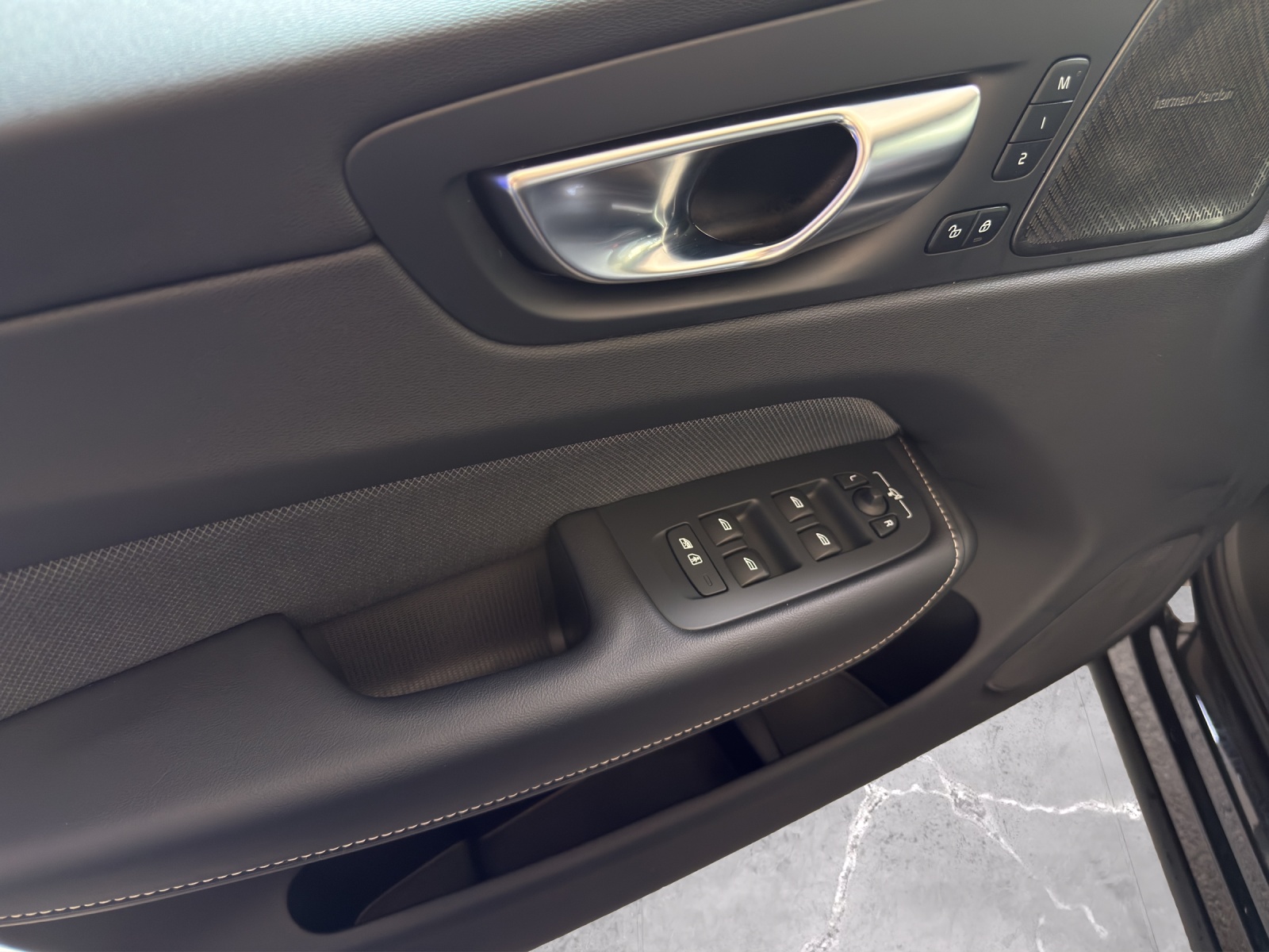 VOLVO XC60 2.0 T8 TE XCENTRIC Black Edition eAWD-image-6
