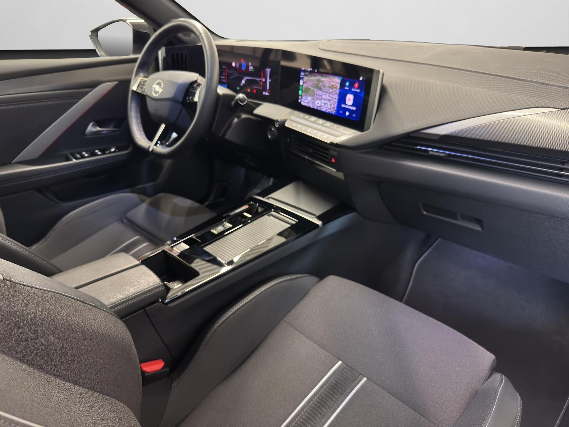 OPEL Astra 1.6 T PHEV 180 Swiss Plus-image-11