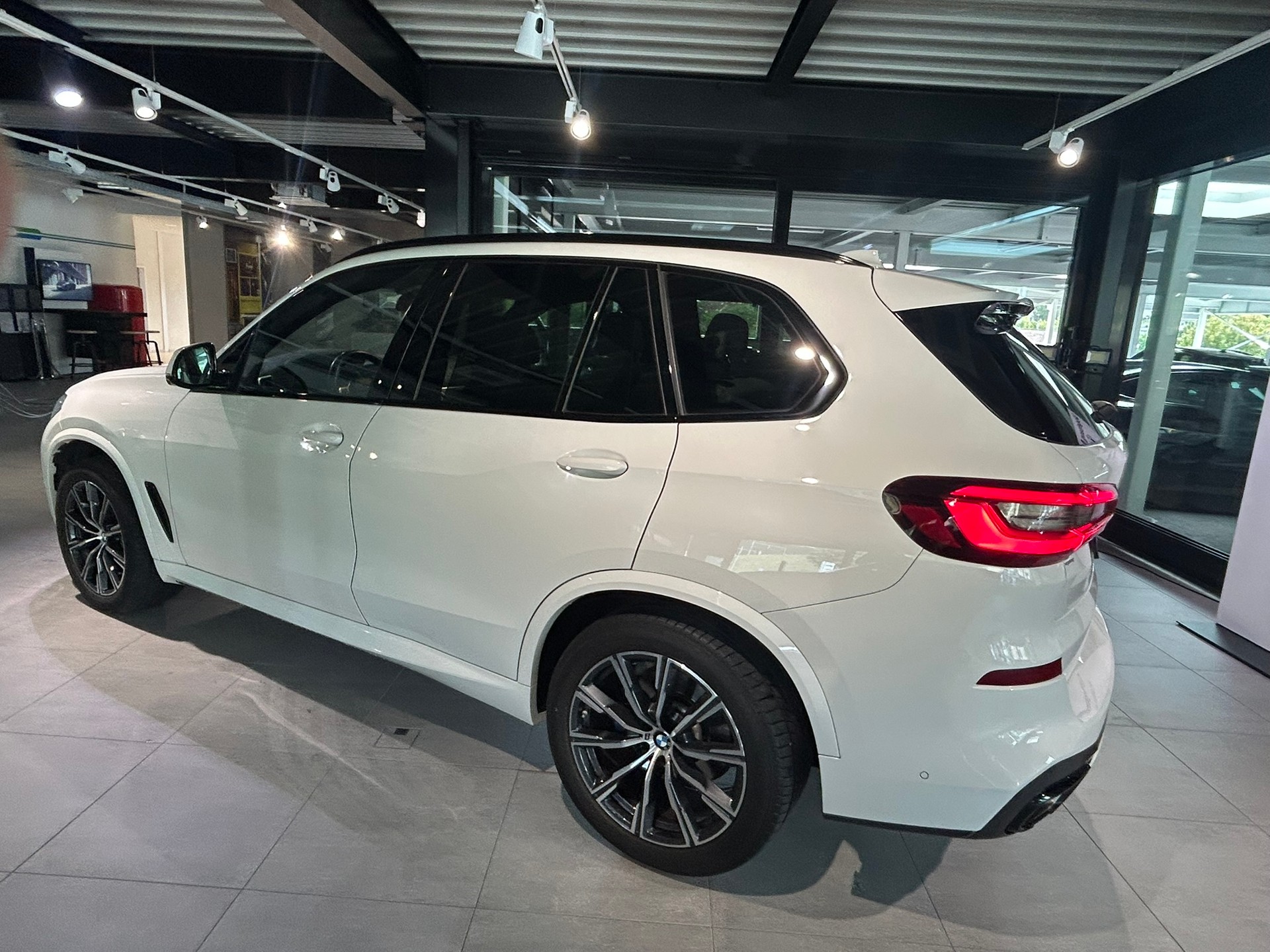 BMW X5 xDrive 48V 30d M Sport Steptronic-showroom-element-3