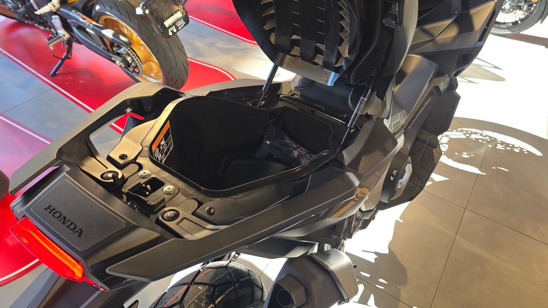 HONDA X-ADV 750-image-10