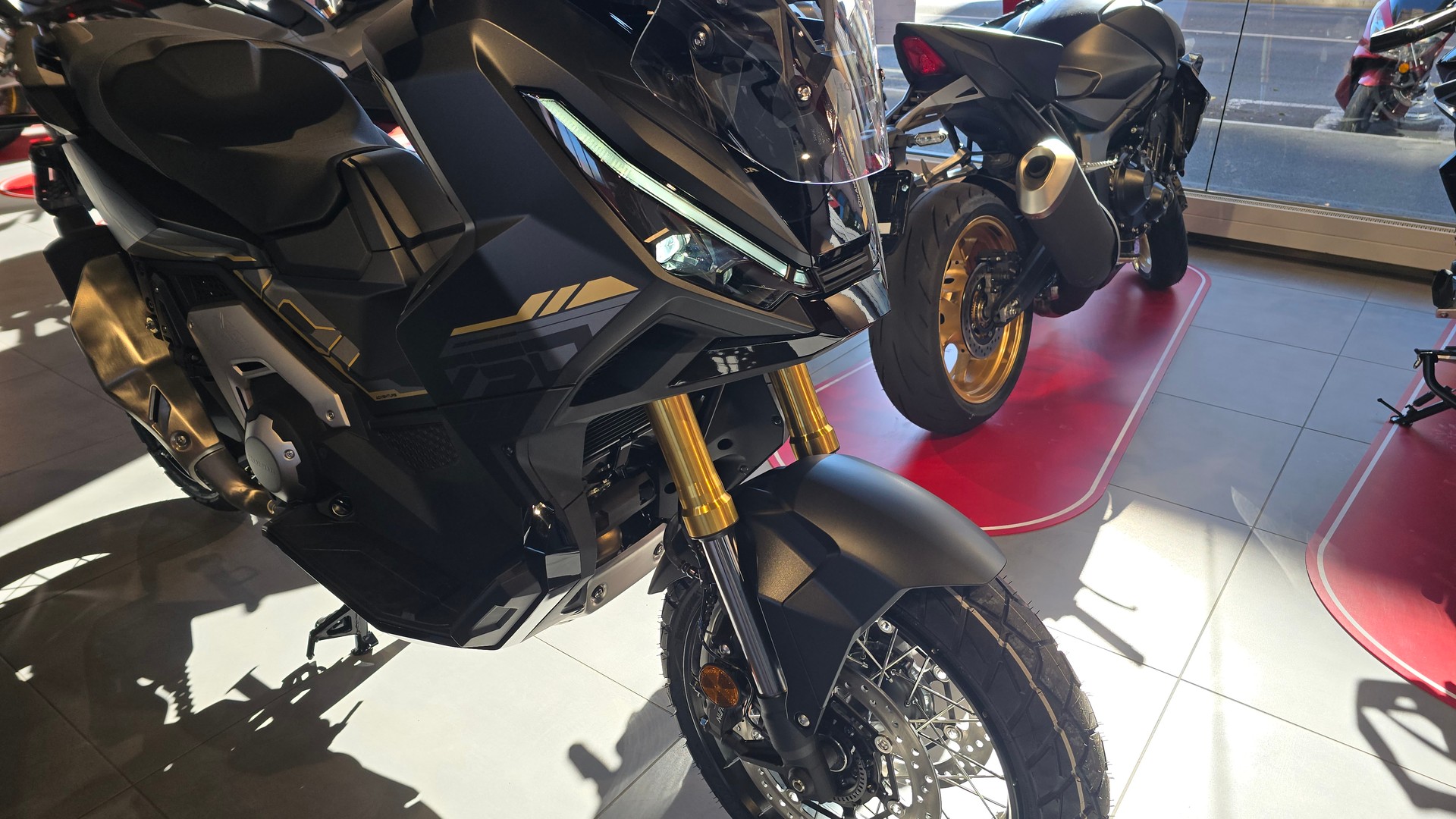 HONDA X-ADV 750-image-8