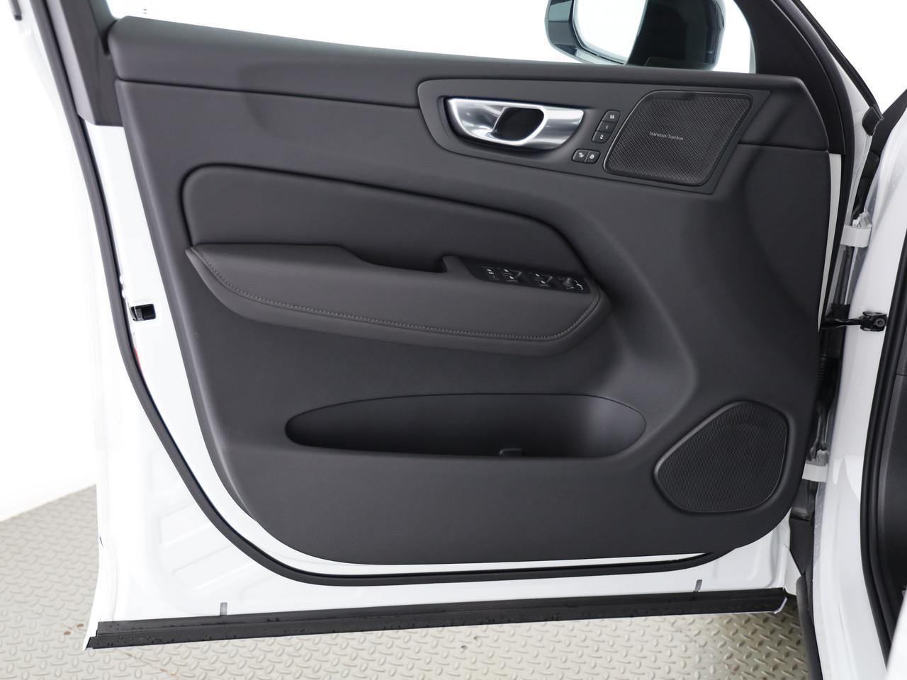VOLVO XC60 2.0 T8 TE Black Edition eAWD-image-9