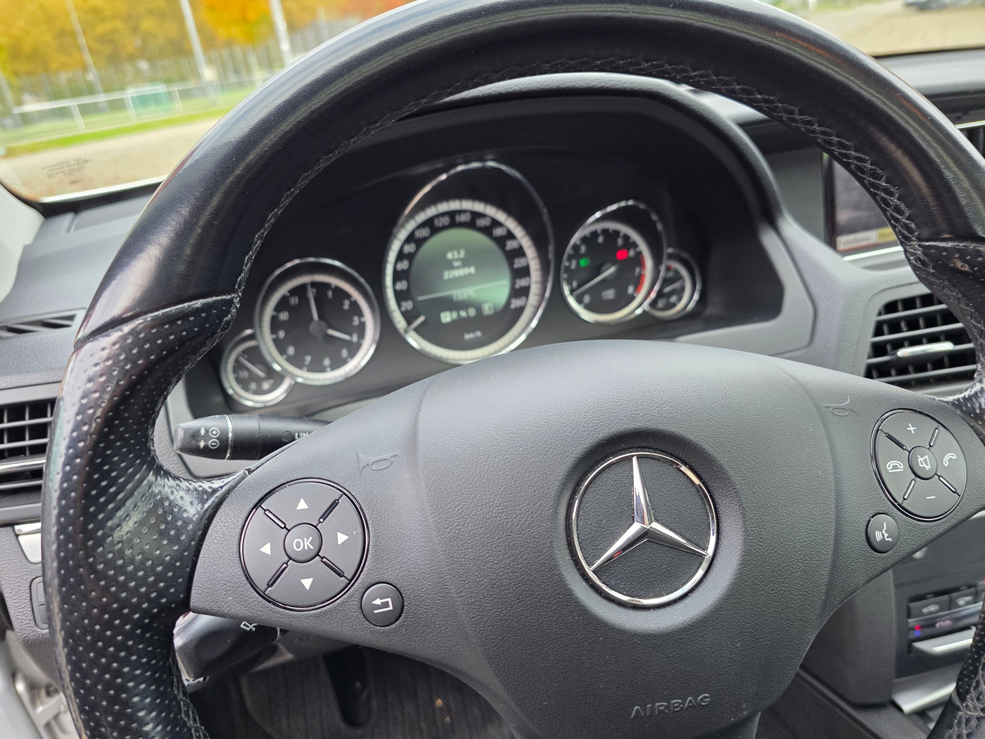 MERCEDES-BENZ E 350 CGI BlueEfficiency 7G-Tronic-image-12