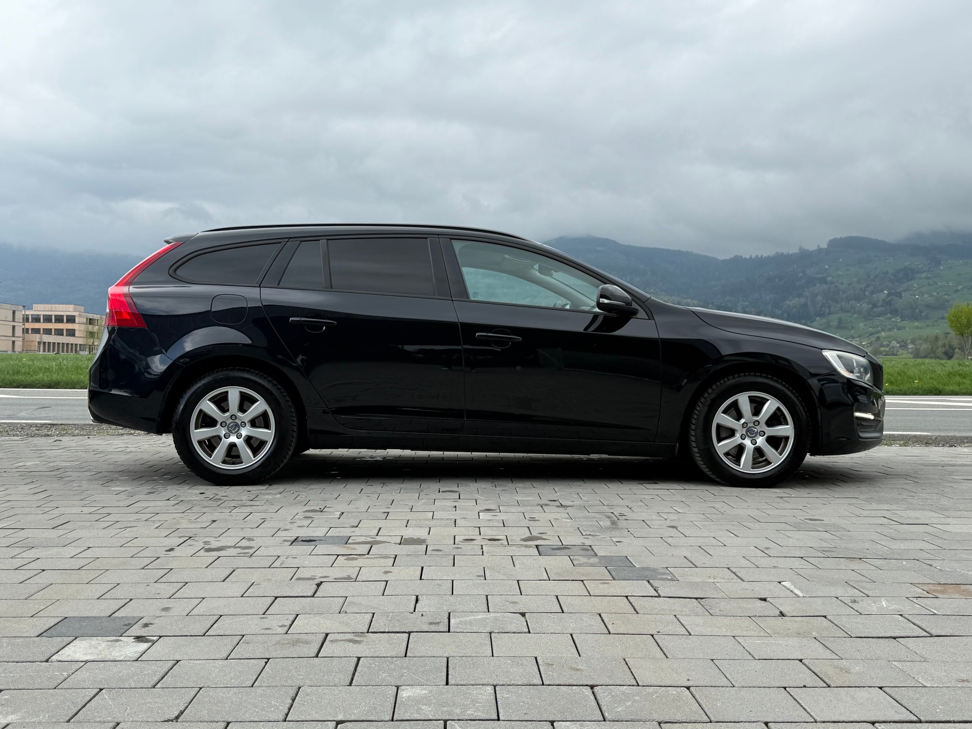 VOLVO V60 D4 AWD Family Edition Geartronic-image-2