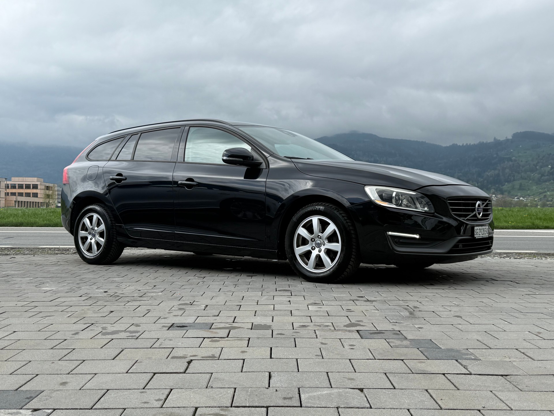 VOLVO V60 D4 AWD Family Edition Geartronic-image-1