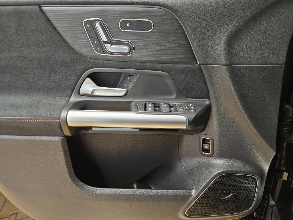 MERCEDES-BENZ EQA 350 4Matic AMG Line Swiss Star-image-7