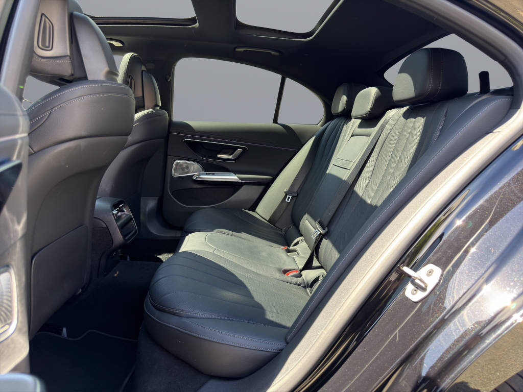 MERCEDES-BENZ E 300 e AMG Line 4matic-image-13