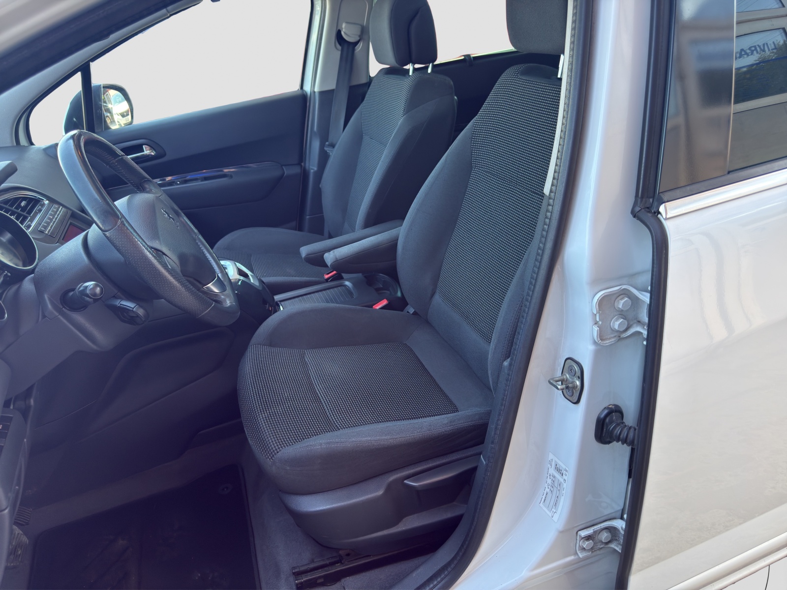 PEUGEOT 5008 2.0 HDI Allure Automatic-image-14
