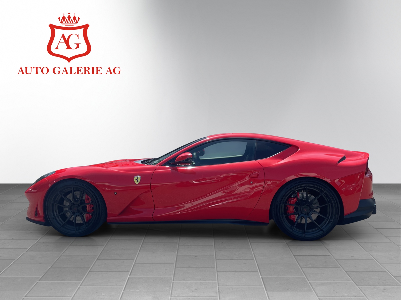 FERRARI 812 Superfast-showroom-element-2