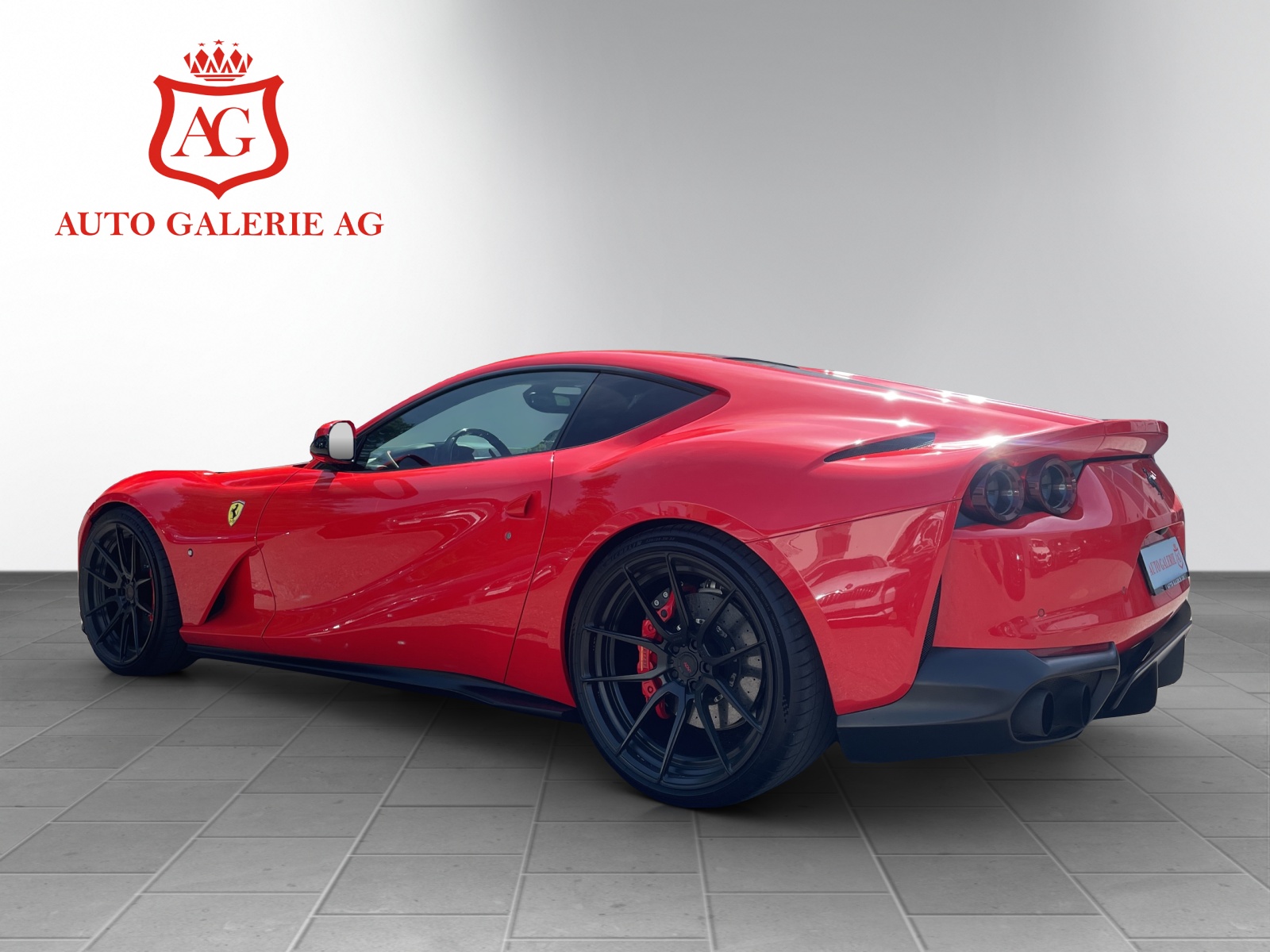 FERRARI 812 Superfast-showroom-element-1