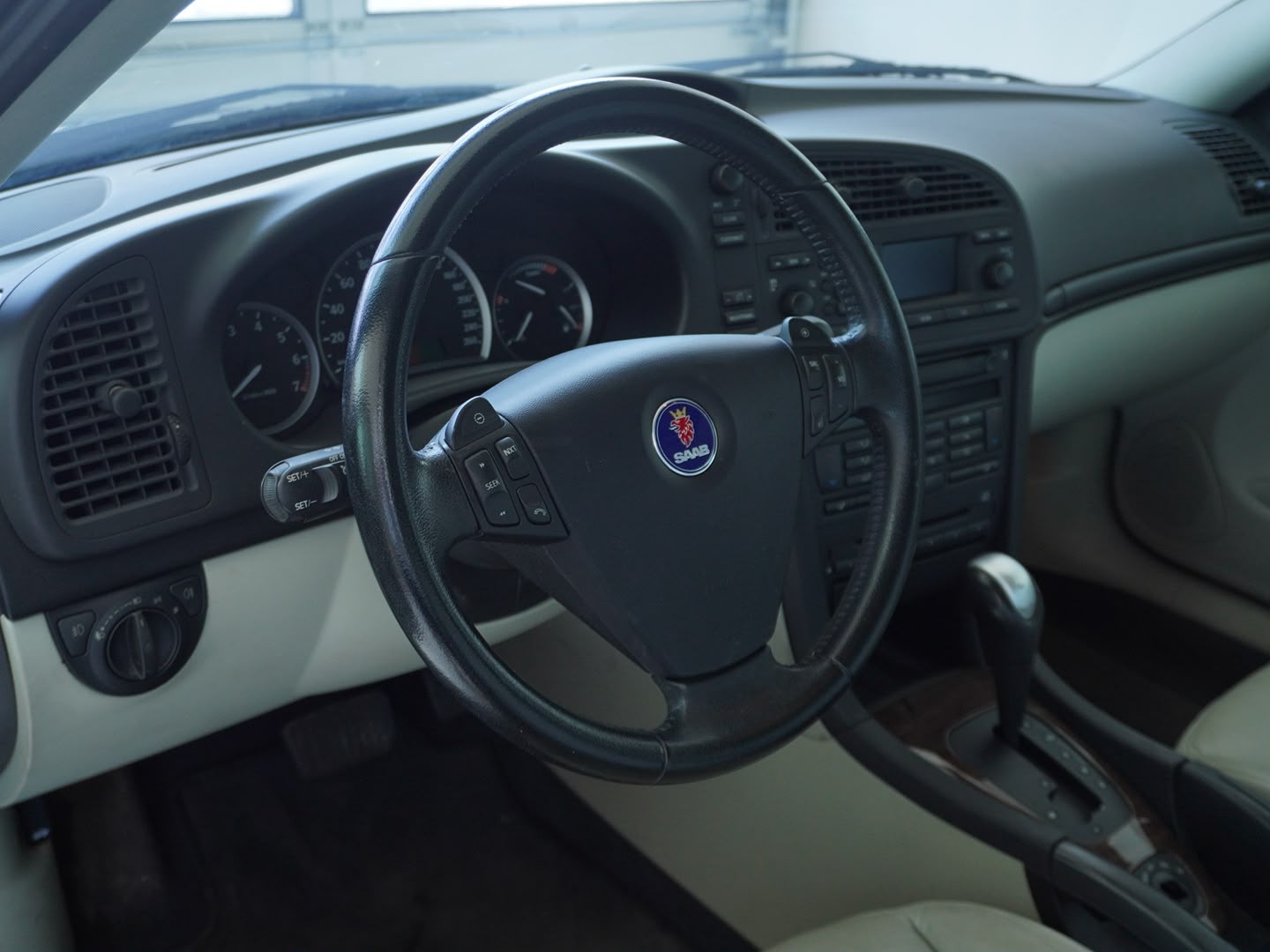 SAAB 9-3 2.0t Linear-showroom-element-2
